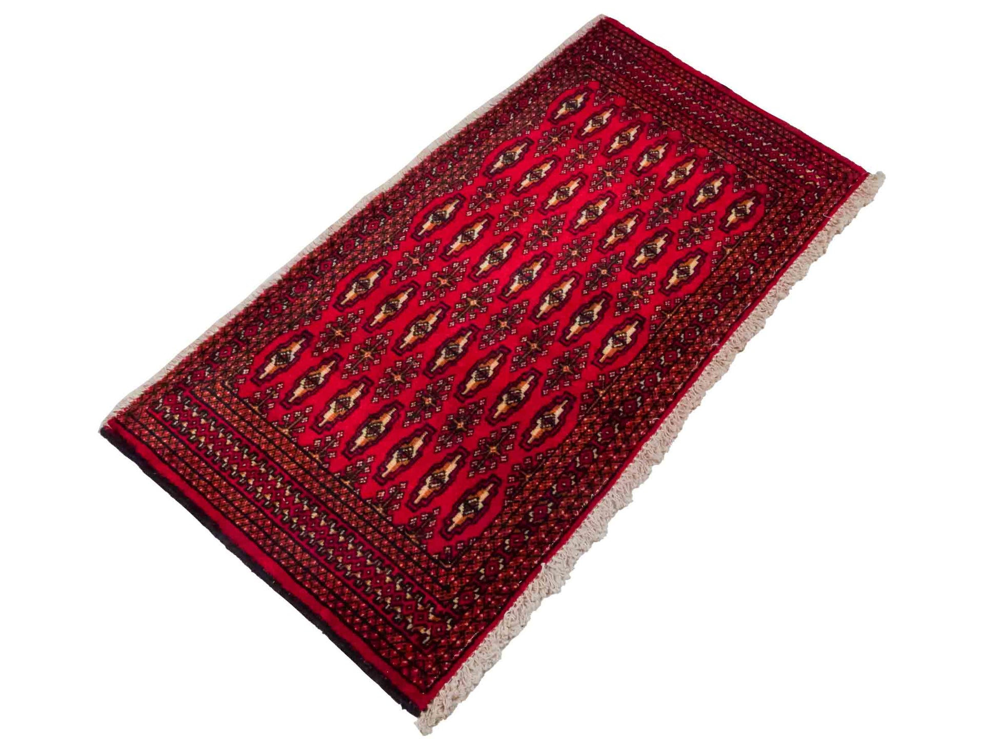 Handgeknüpfter Vintage Turkaman Nomadenteppich von Khademi aus Wolle, rot. Bukhara Allover-Design. Von Hand geknüpft in Iran. Größe: 125 cm x 62 cm. Teppichnummer: DB3-1010. Verkauf durch Jupiter Intl.