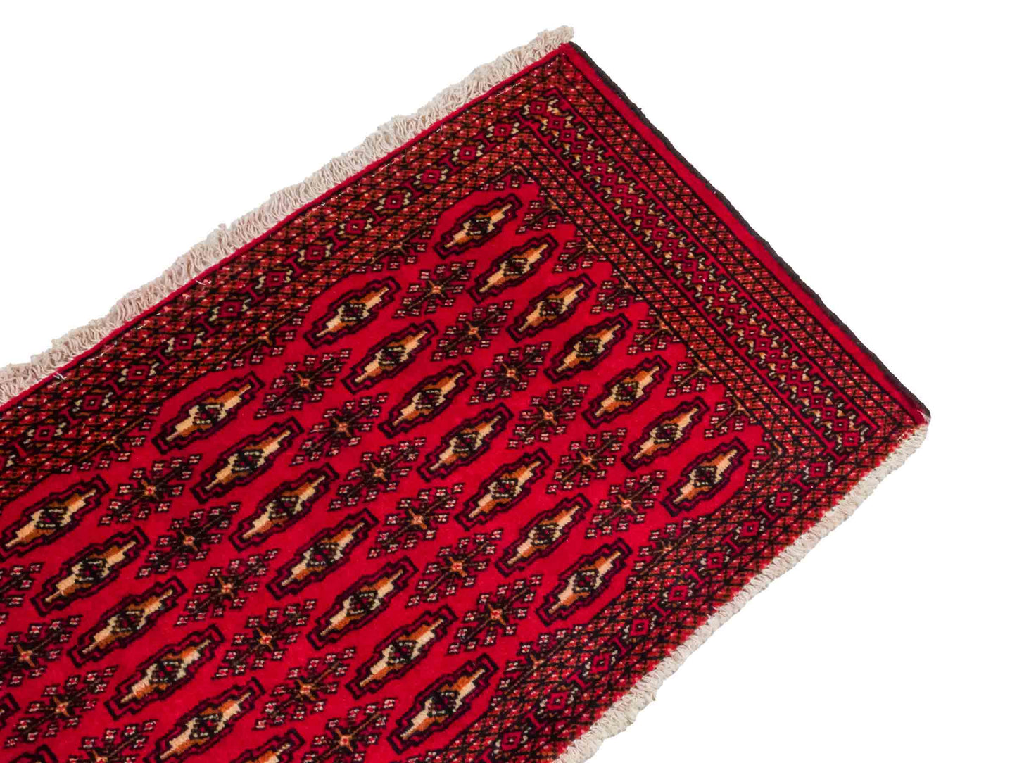 Handgeknüpfter Vintage Turkaman Nomadenteppich von Khademi aus Wolle, rot. Bukhara Allover-Design. Von Hand geknüpft in Iran. Größe: 125 cm x 62 cm. Teppichnummer: DB3-1010. Verkauf durch Jupiter Intl.