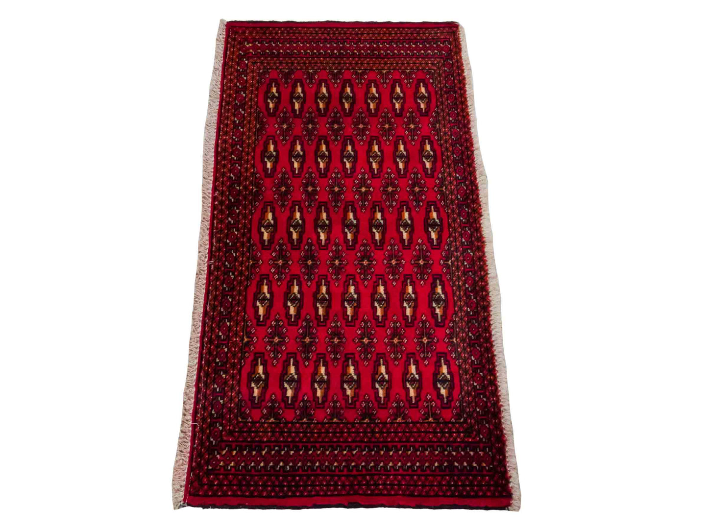 Handgeknüpfter Vintage Turkaman Nomadenteppich von Khademi aus Wolle, rot. Bukhara Allover-Design. Von Hand geknüpft in Iran. Größe: 125 cm x 62 cm. Teppichnummer: DB3-1010. Verkauf durch Jupiter Intl.
