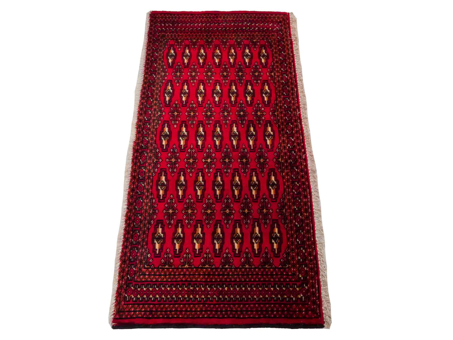 Handgeknüpfter Vintage Turkaman Nomadenteppich von Khademi aus Wolle, rot. Bukhara Allover-Design. Von Hand geknüpft in Iran. Größe: 125 cm x 62 cm. Teppichnummer: DB3-1010. Verkauf durch Jupiter Intl.