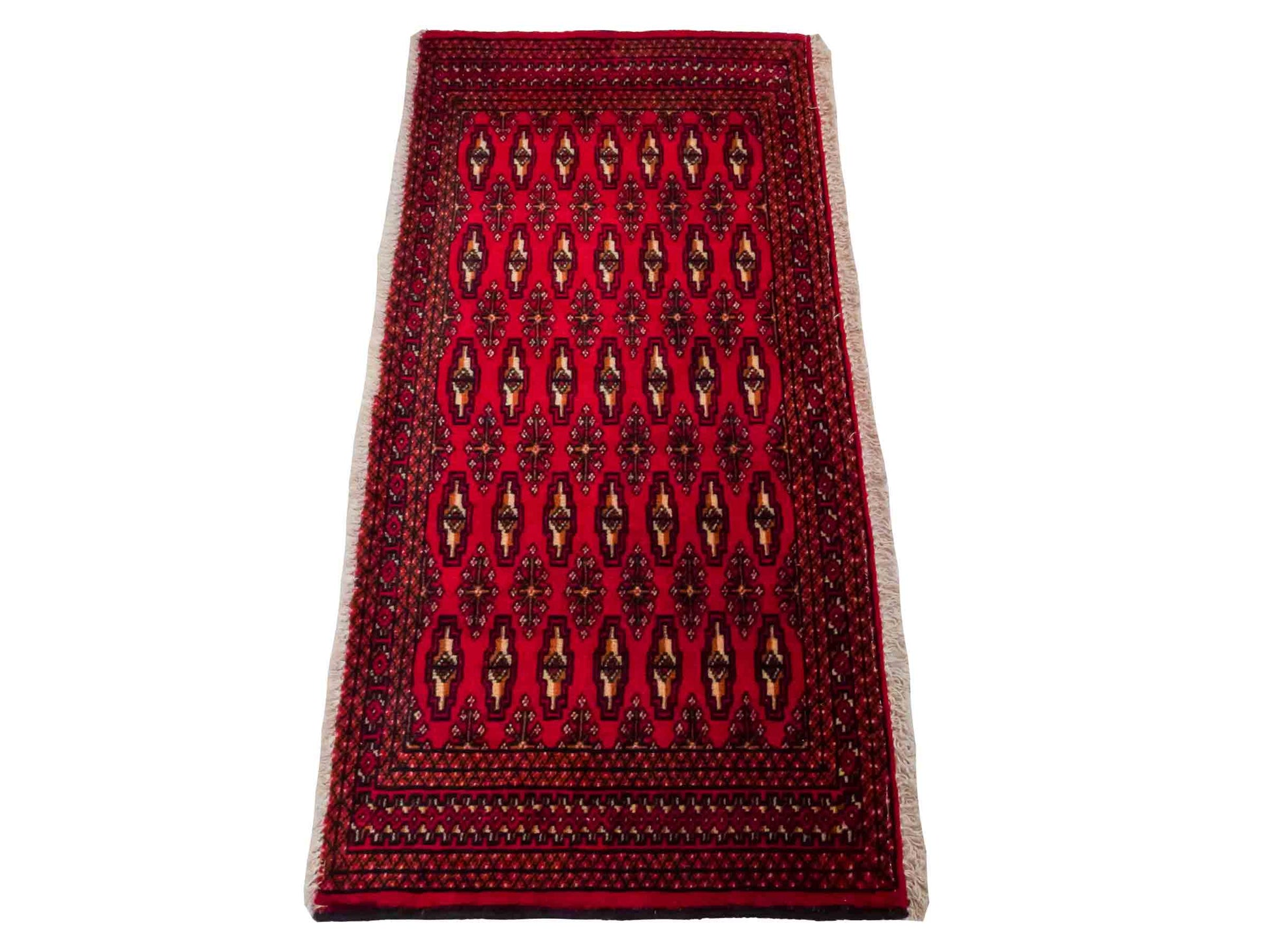 Handgeknüpfter Vintage Turkaman Nomadenteppich von Khademi aus Wolle, rot. Bukhara Allover-Design. Von Hand geknüpft in Iran. Größe: 125 cm x 62 cm. Teppichnummer: DB3-1010. Verkauf durch Jupiter Intl.