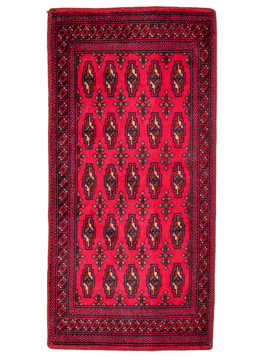Handgeknüpfter Turkaman Nomadenteppich von Khademi aus Wolle, rot. Bukhara Allover-Design. Von Hand geknüpft in Iran. Größe: 130 cm x 60 cm. Teppichnummer: DB3-1011. Verkauf durch Jupiter Intl.