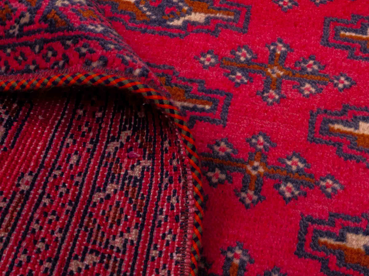 Handgeknüpfter Turkaman Nomadenteppich von Khademi aus Wolle, rot. Bukhara Allover-Design. Von Hand geknüpft in Iran. Größe: 130 cm x 60 cm. Teppichnummer: DB3-1011. Verkauf durch Jupiter Intl.