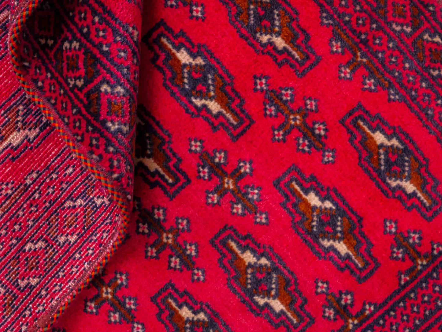 Handgeknüpfter Turkaman Nomadenteppich von Khademi aus Wolle, rot. Bukhara Allover-Design. Von Hand geknüpft in Iran. Größe: 130 cm x 60 cm. Teppichnummer: DB3-1011. Verkauf durch Jupiter Intl.