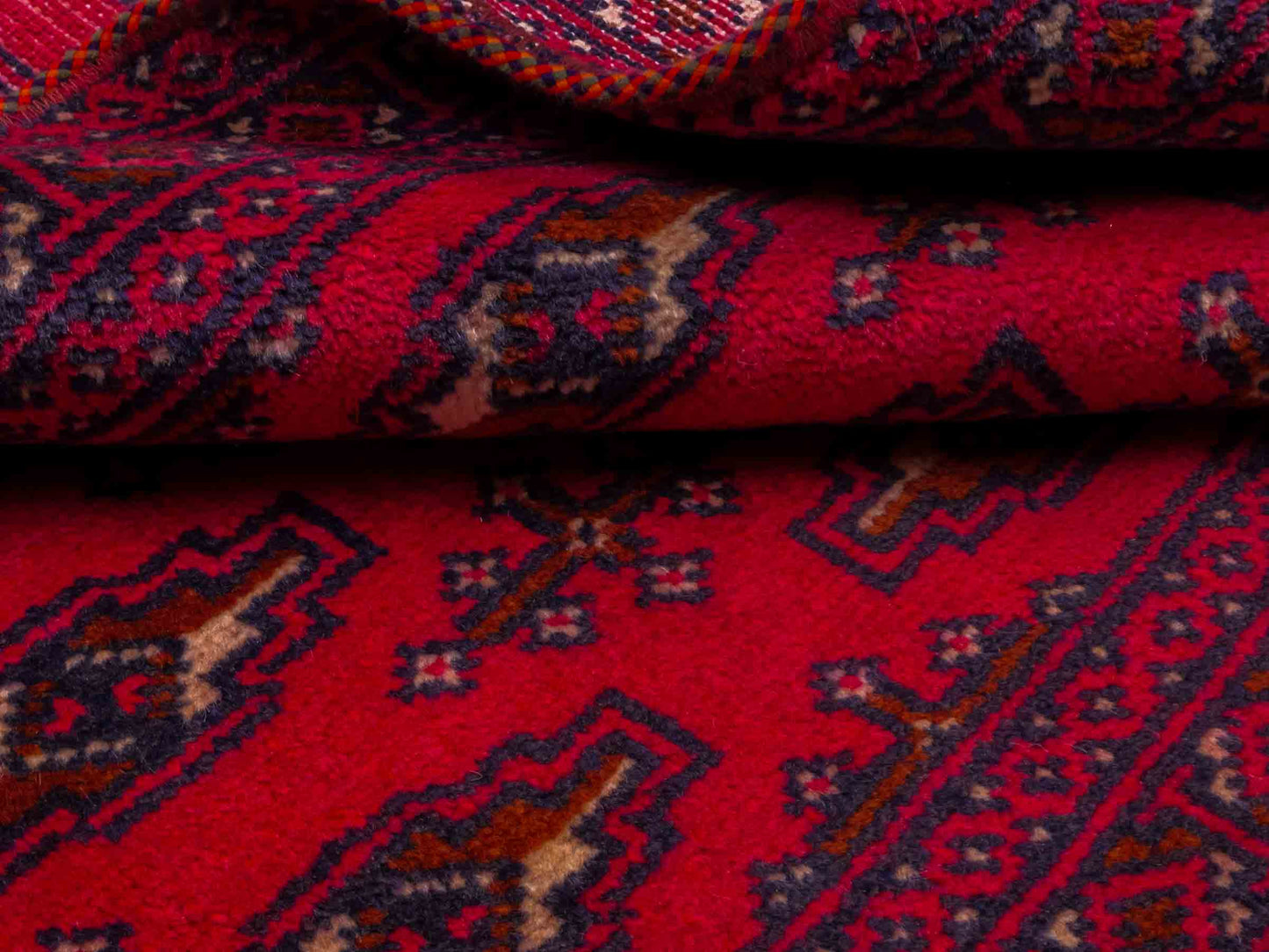 Handgeknüpfter Turkaman Nomadenteppich von Khademi aus Wolle, rot. Bukhara Allover-Design. Von Hand geknüpft in Iran. Größe: 130 cm x 60 cm. Teppichnummer: DB3-1011. Verkauf durch Jupiter Intl.
