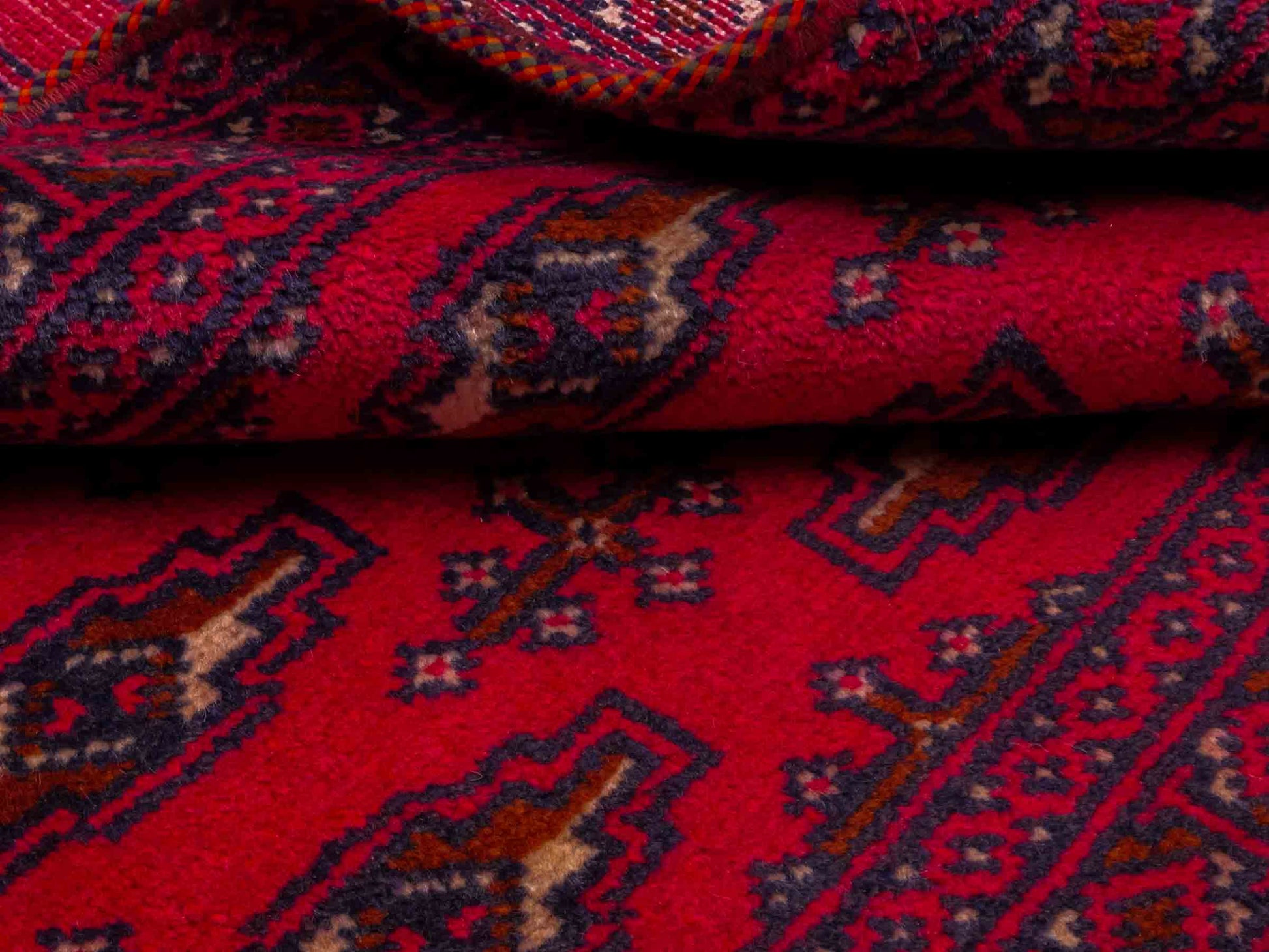 Handgeknüpfter Turkaman Nomadenteppich von Khademi aus Wolle, rot. Bukhara Allover-Design. Von Hand geknüpft in Iran. Größe: 130 cm x 60 cm. Teppichnummer: DB3-1011. Verkauf durch Jupiter Intl.