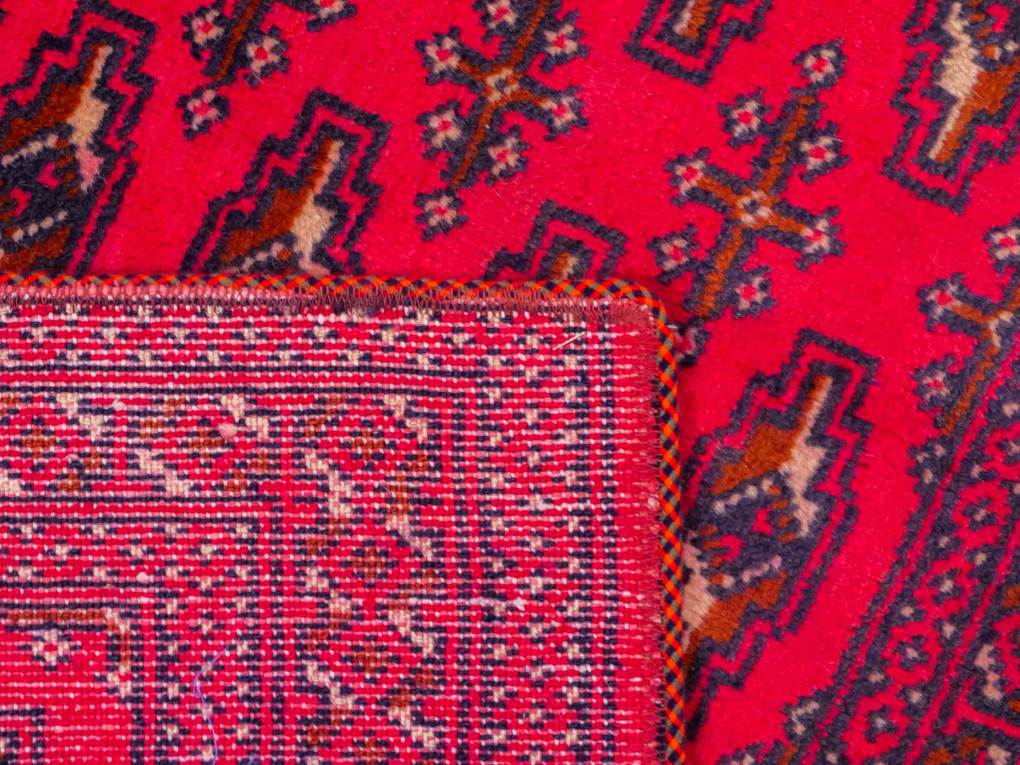 Handgeknüpfter Turkaman Nomadenteppich von Khademi aus Wolle, rot. Bukhara Allover-Design. Von Hand geknüpft in Iran. Größe: 130 cm x 60 cm. Teppichnummer: DB3-1011. Verkauf durch Jupiter Intl.