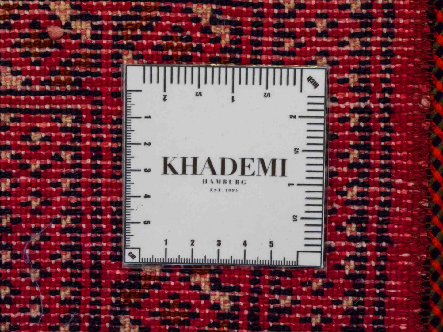Handgeknüpfter Turkaman Nomadenteppich von Khademi aus Wolle, rot. Bukhara Allover-Design. Von Hand geknüpft in Iran. Größe: 130 cm x 60 cm. Teppichnummer: DB3-1011. Verkauf durch Jupiter Intl.