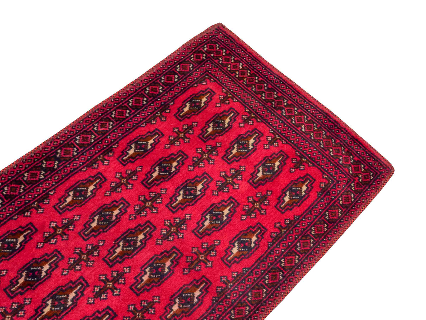 Handgeknüpfter Turkaman Nomadenteppich von Khademi aus Wolle, rot. Bukhara Allover-Design. Von Hand geknüpft in Iran. Größe: 130 cm x 60 cm. Teppichnummer: DB3-1011. Verkauf durch Jupiter Intl.
