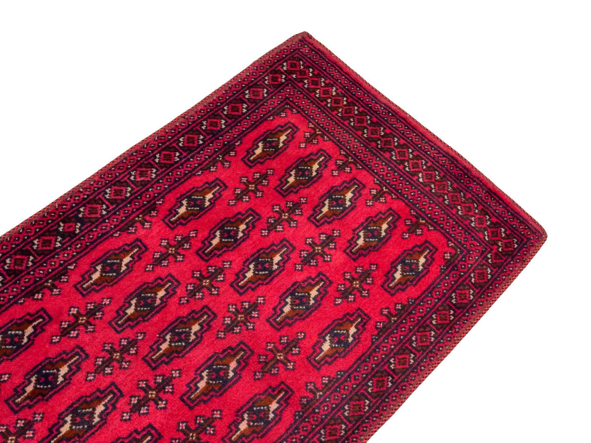 Handgeknüpfter Turkaman Nomadenteppich von Khademi aus Wolle, rot. Bukhara Allover-Design. Von Hand geknüpft in Iran. Größe: 130 cm x 60 cm. Teppichnummer: DB3-1011. Verkauf durch Jupiter Intl.