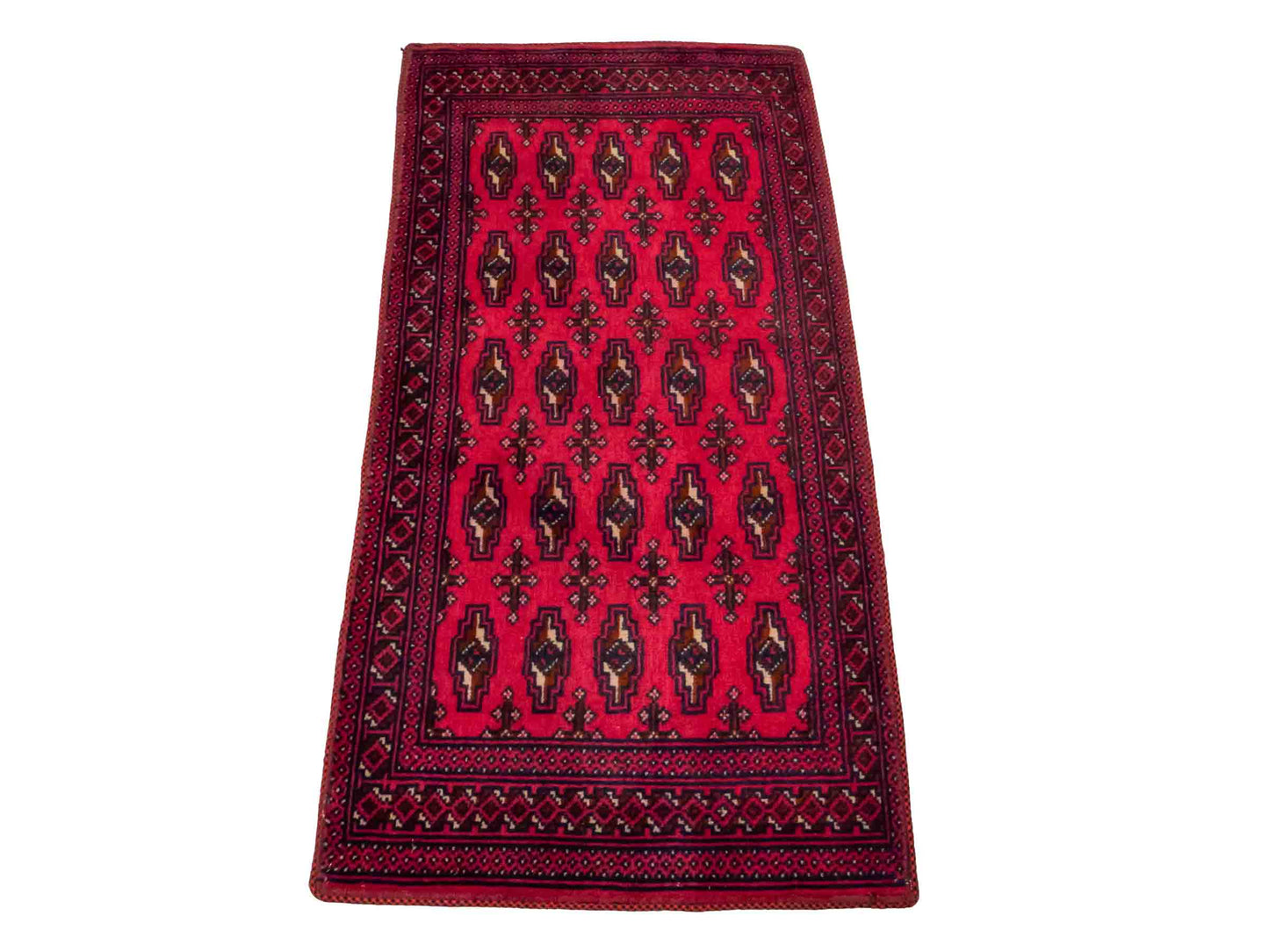 Handgeknüpfter Turkaman Nomadenteppich von Khademi aus Wolle, rot. Bukhara Allover-Design. Von Hand geknüpft in Iran. Größe: 130 cm x 60 cm. Teppichnummer: DB3-1011. Verkauf durch Jupiter Intl.