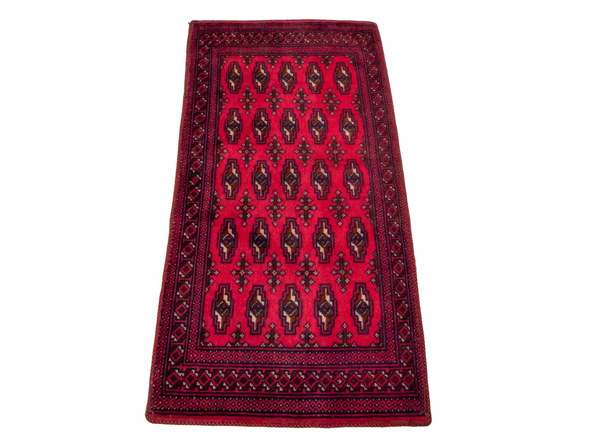 Handgeknüpfter Turkaman Nomadenteppich von Khademi aus Wolle, rot. Bukhara Allover-Design. Von Hand geknüpft in Iran. Größe: 130 cm x 60 cm. Teppichnummer: DB3-1011. Verkauf durch Jupiter Intl.