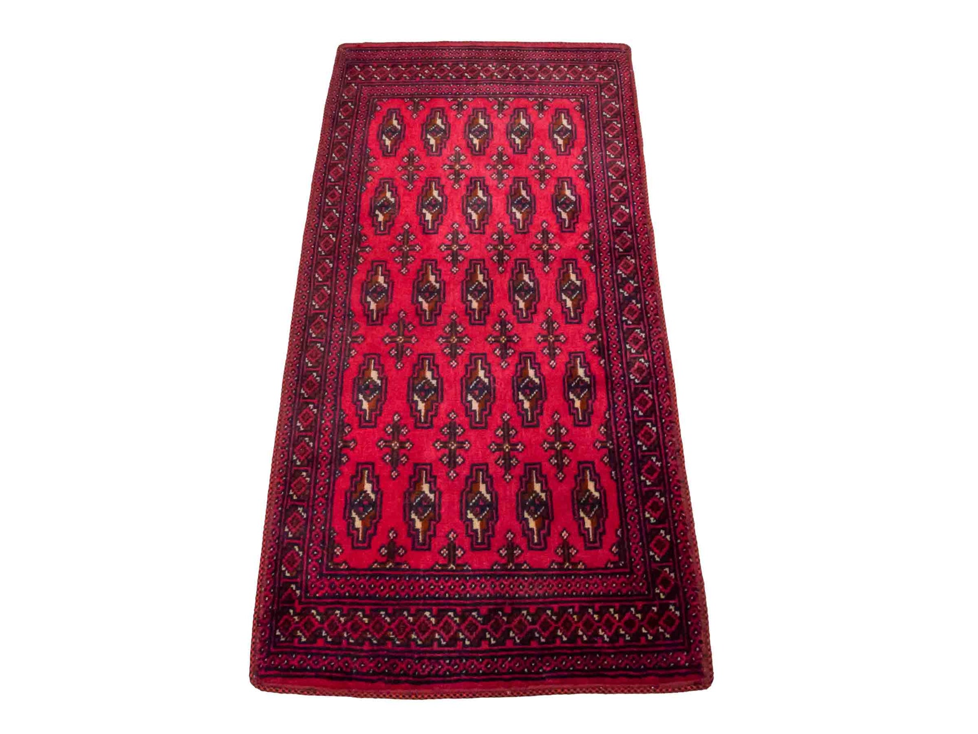 Handgeknüpfter Turkaman Nomadenteppich von Khademi aus Wolle, rot. Bukhara Allover-Design. Von Hand geknüpft in Iran. Größe: 130 cm x 60 cm. Teppichnummer: DB3-1011. Verkauf durch Jupiter Intl.