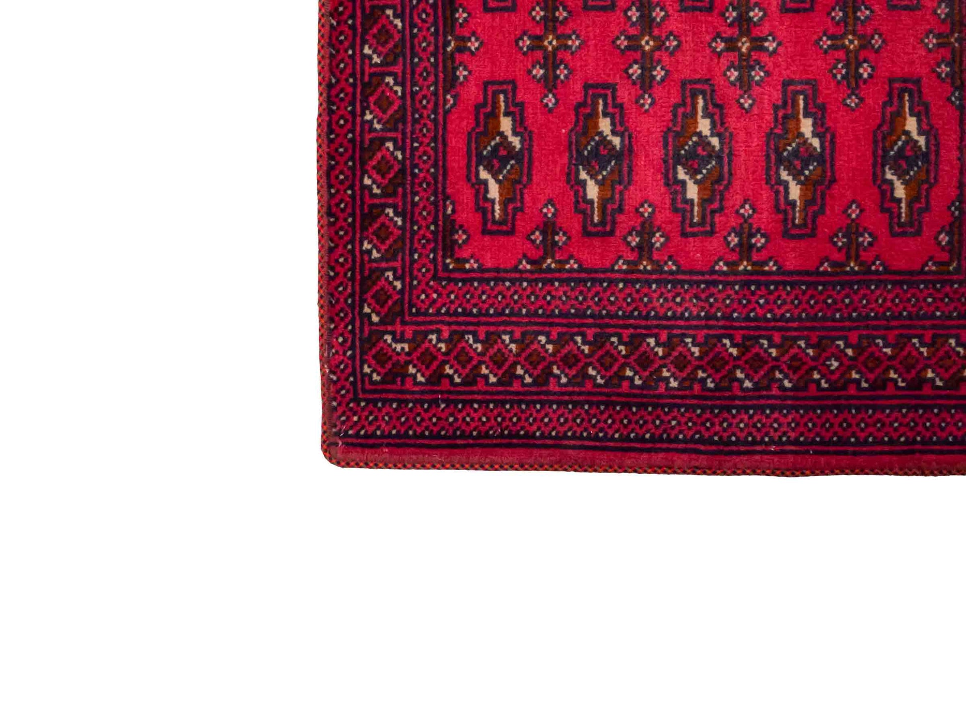 Handgeknüpfter Turkaman Nomadenteppich von Khademi aus Wolle, rot. Bukhara Allover-Design. Von Hand geknüpft in Iran. Größe: 130 cm x 60 cm. Teppichnummer: DB3-1011. Verkauf durch Jupiter Intl.