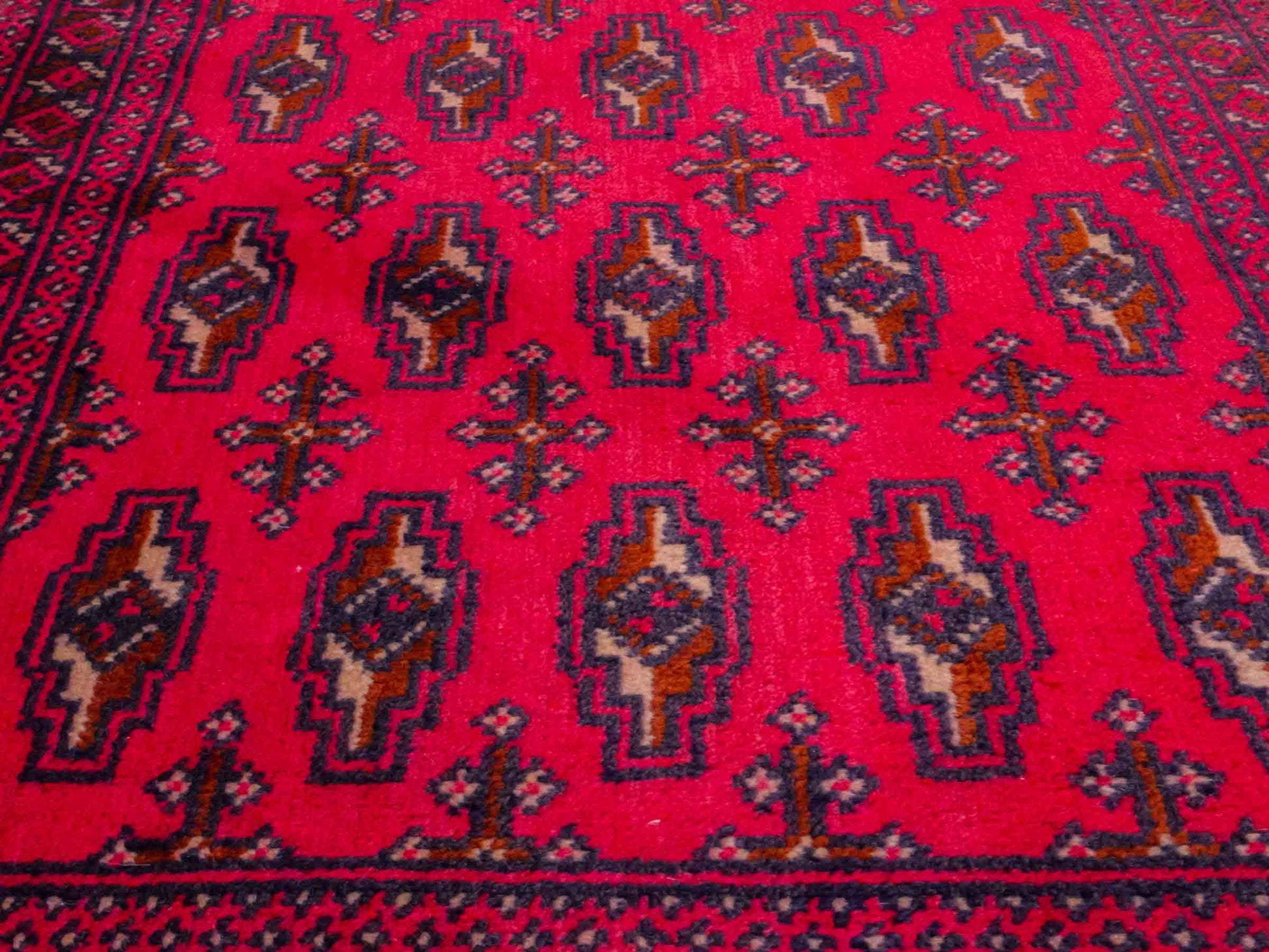 Handgeknüpfter Turkaman Nomadenteppich von Khademi aus Wolle, rot. Bukhara Allover-Design. Von Hand geknüpft in Iran. Größe: 130 cm x 60 cm. Teppichnummer: DB3-1011. Verkauf durch Jupiter Intl.