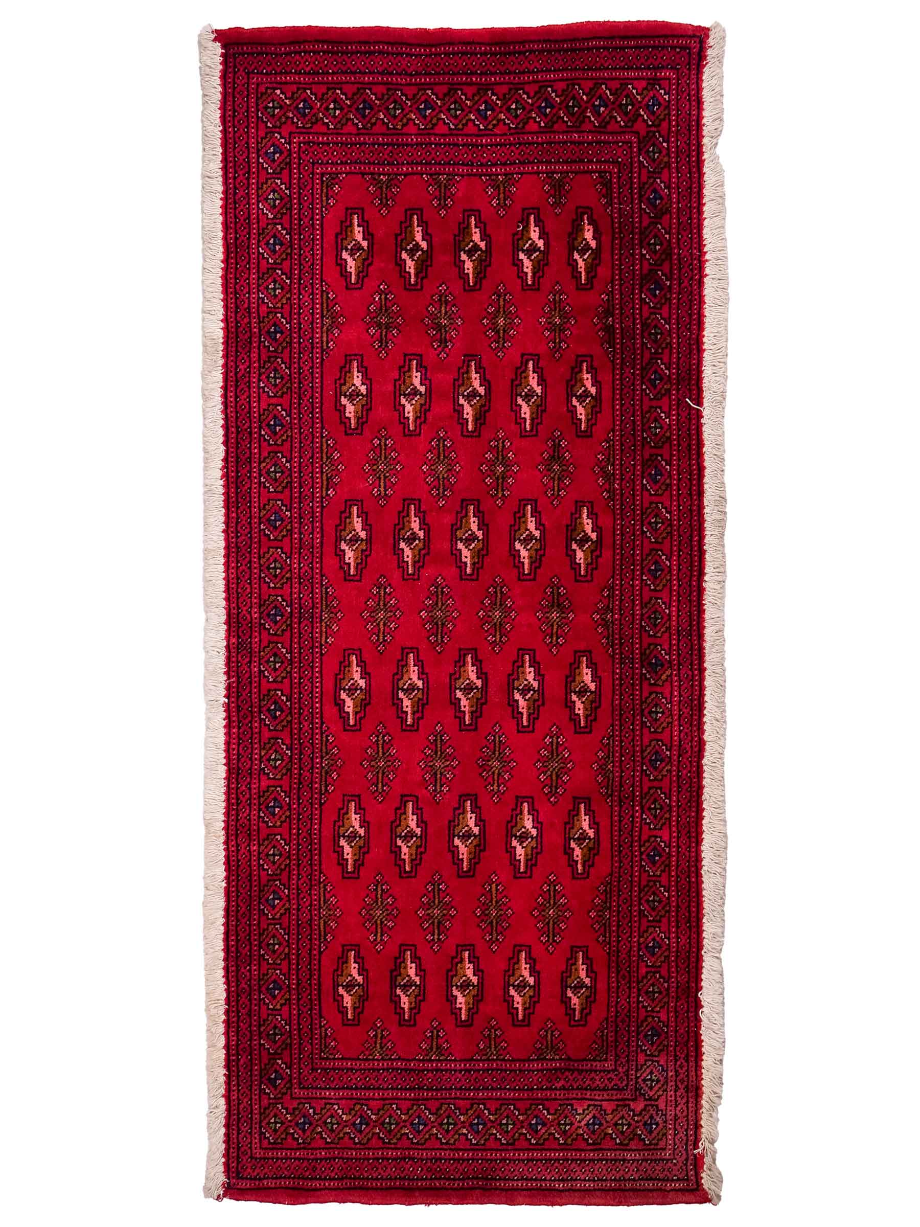 Handgeknüpfter Vintage Turkaman Nomadenteppich von Khademi aus Wolle, rot. Bukhara Allover-Design. Von Hand geknüpft in Iran. Größe: 135 cm x 60 cm. Teppichnummer: DB3-1019. Verkauf durch Jupiter Intl.