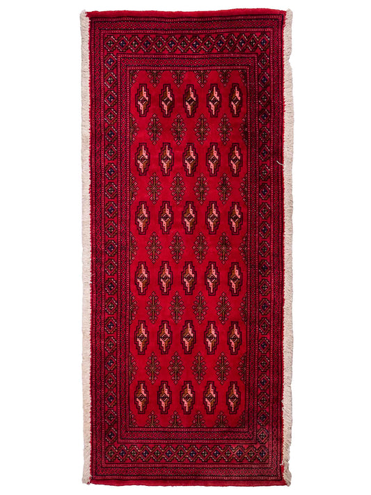 Handgeknüpfter Vintage Turkaman Nomadenteppich von Khademi aus Wolle, rot. Bukhara Allover-Design. Von Hand geknüpft in Iran. Größe: 135 cm x 60 cm. Teppichnummer: DB3-1019. Verkauf durch Jupiter Intl.