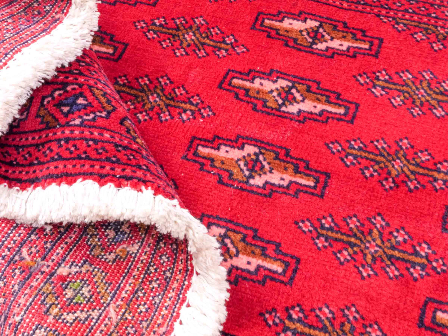 Handgeknüpfter Vintage Turkaman Nomadenteppich von Khademi aus Wolle, rot. Bukhara Allover-Design. Von Hand geknüpft in Iran. Größe: 135 cm x 60 cm. Teppichnummer: DB3-1019. Verkauf durch Jupiter Intl.