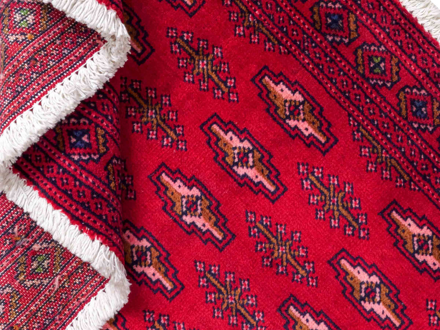 Handgeknüpfter Vintage Turkaman Nomadenteppich von Khademi aus Wolle, rot. Bukhara Allover-Design. Von Hand geknüpft in Iran. Größe: 135 cm x 60 cm. Teppichnummer: DB3-1019. Verkauf durch Jupiter Intl.