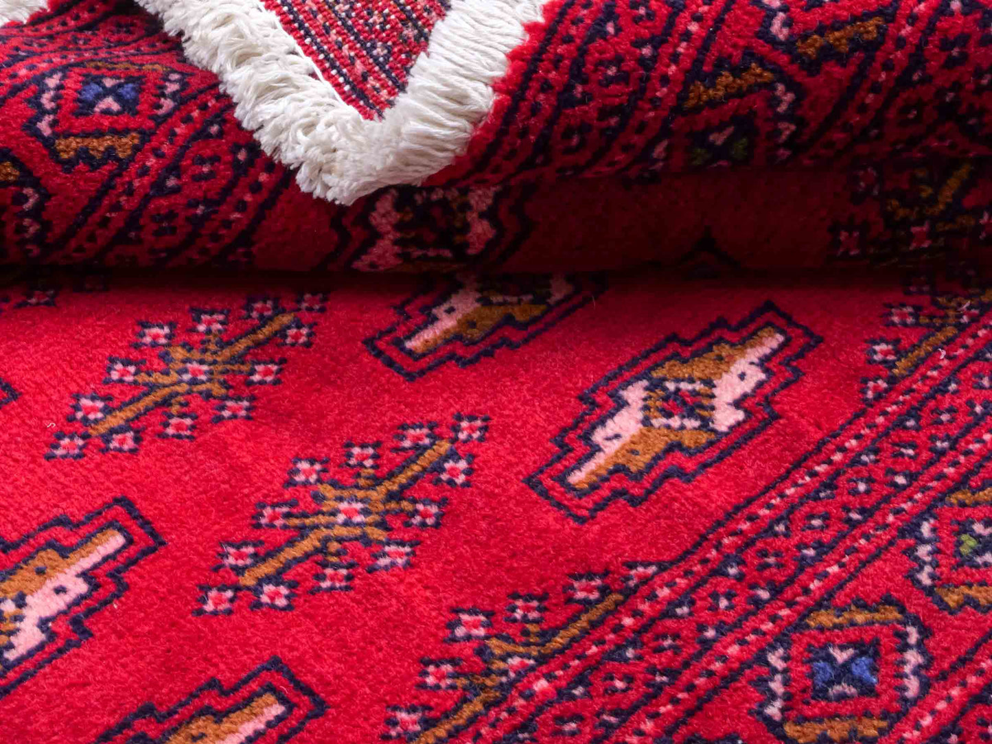 Handgeknüpfter Vintage Turkaman Nomadenteppich von Khademi aus Wolle, rot. Bukhara Allover-Design. Von Hand geknüpft in Iran. Größe: 135 cm x 60 cm. Teppichnummer: DB3-1019. Verkauf durch Jupiter Intl.