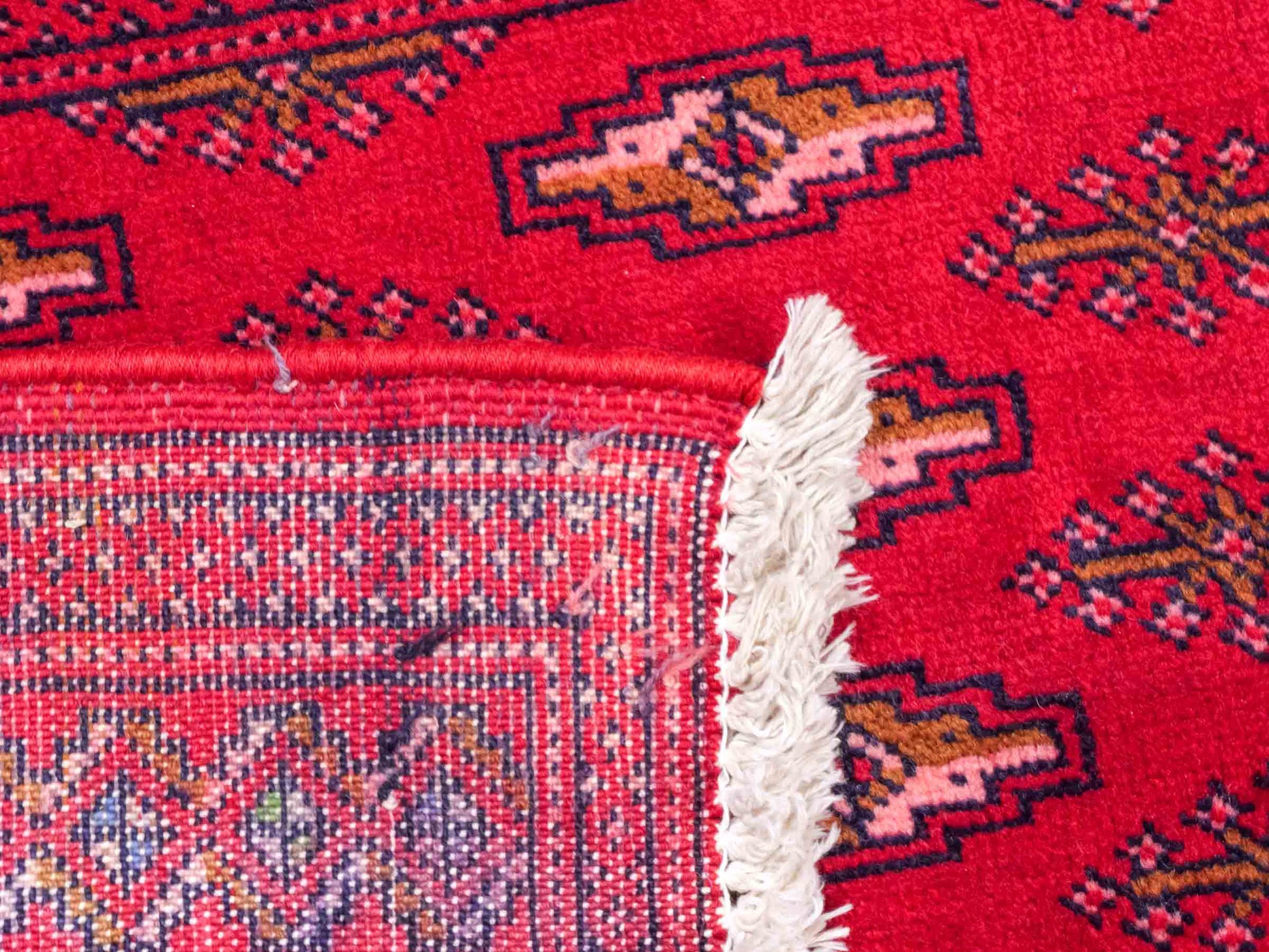Handgeknüpfter Vintage Turkaman Nomadenteppich von Khademi aus Wolle, rot. Bukhara Allover-Design. Von Hand geknüpft in Iran. Größe: 135 cm x 60 cm. Teppichnummer: DB3-1019. Verkauf durch Jupiter Intl.