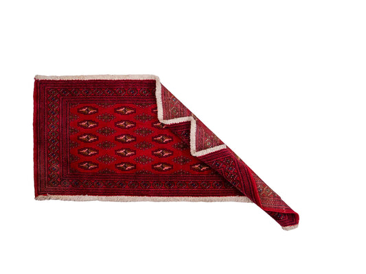 Handgeknüpfter Vintage Turkaman Nomadenteppich von Khademi aus Wolle, rot. Bukhara Allover-Design. Von Hand geknüpft in Iran. Größe: 135 cm x 60 cm. Teppichnummer: DB3-1019. Verkauf durch Jupiter Intl.