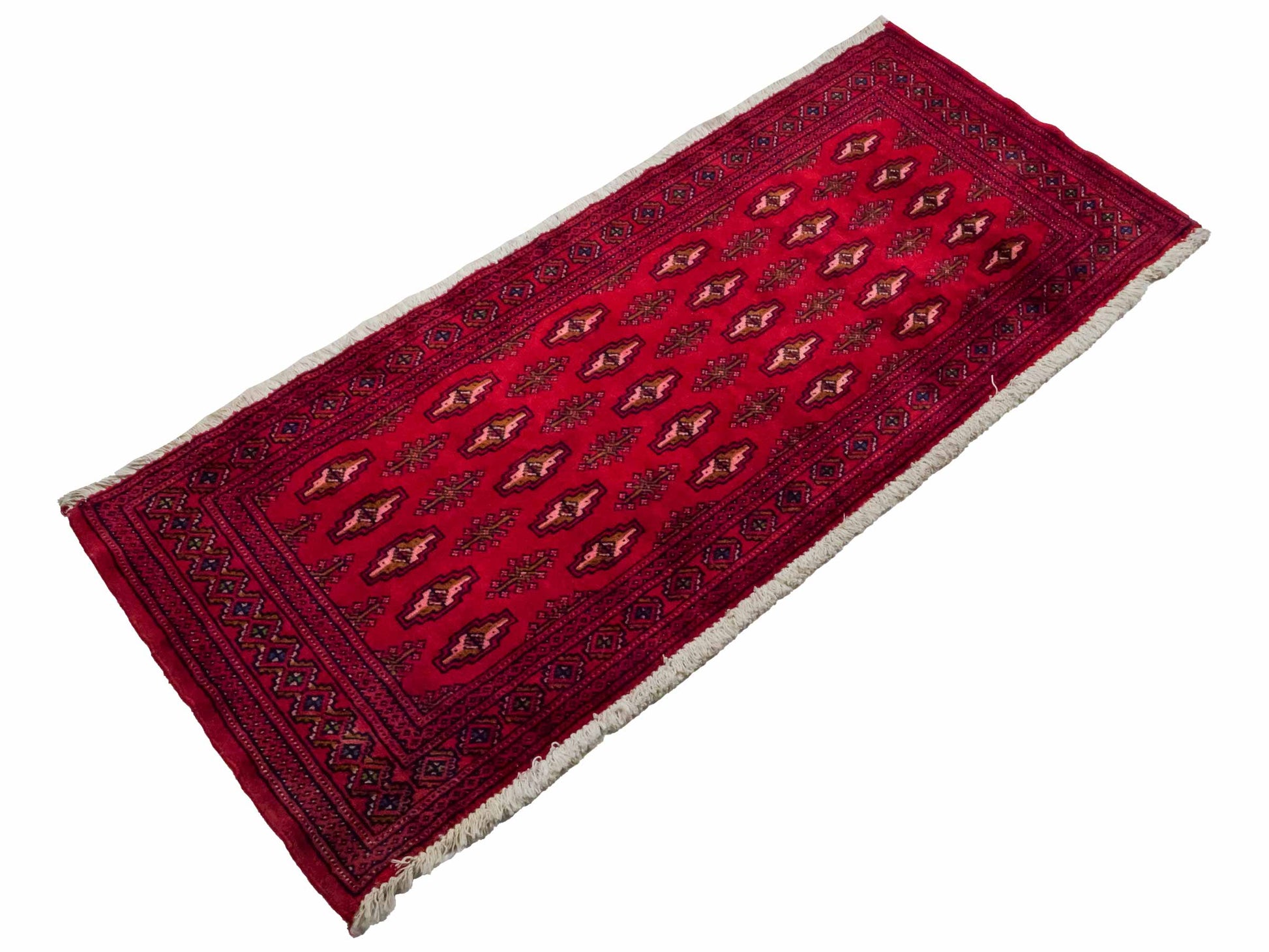Handgeknüpfter Vintage Turkaman Nomadenteppich von Khademi aus Wolle, rot. Bukhara Allover-Design. Von Hand geknüpft in Iran. Größe: 135 cm x 60 cm. Teppichnummer: DB3-1019. Verkauf durch Jupiter Intl.