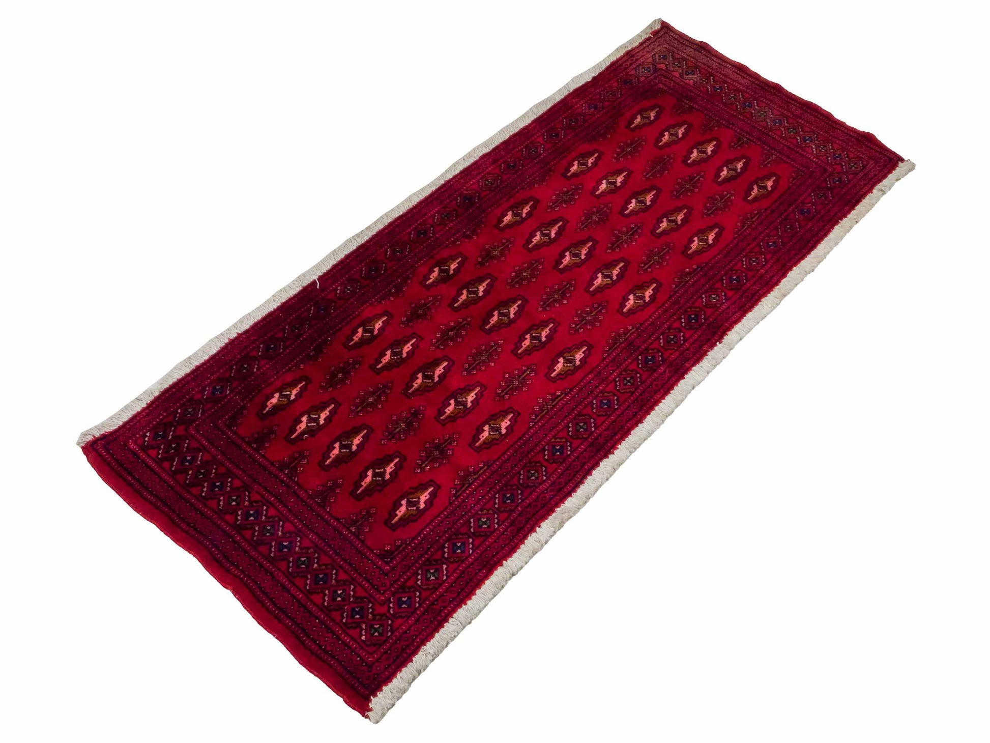 Handgeknüpfter Vintage Turkaman Nomadenteppich von Khademi aus Wolle, rot. Bukhara Allover-Design. Von Hand geknüpft in Iran. Größe: 135 cm x 60 cm. Teppichnummer: DB3-1019. Verkauf durch Jupiter Intl.