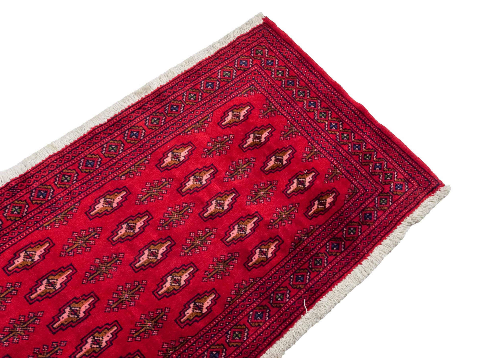 Handgeknüpfter Vintage Turkaman Nomadenteppich von Khademi aus Wolle, rot. Bukhara Allover-Design. Von Hand geknüpft in Iran. Größe: 135 cm x 60 cm. Teppichnummer: DB3-1019. Verkauf durch Jupiter Intl.