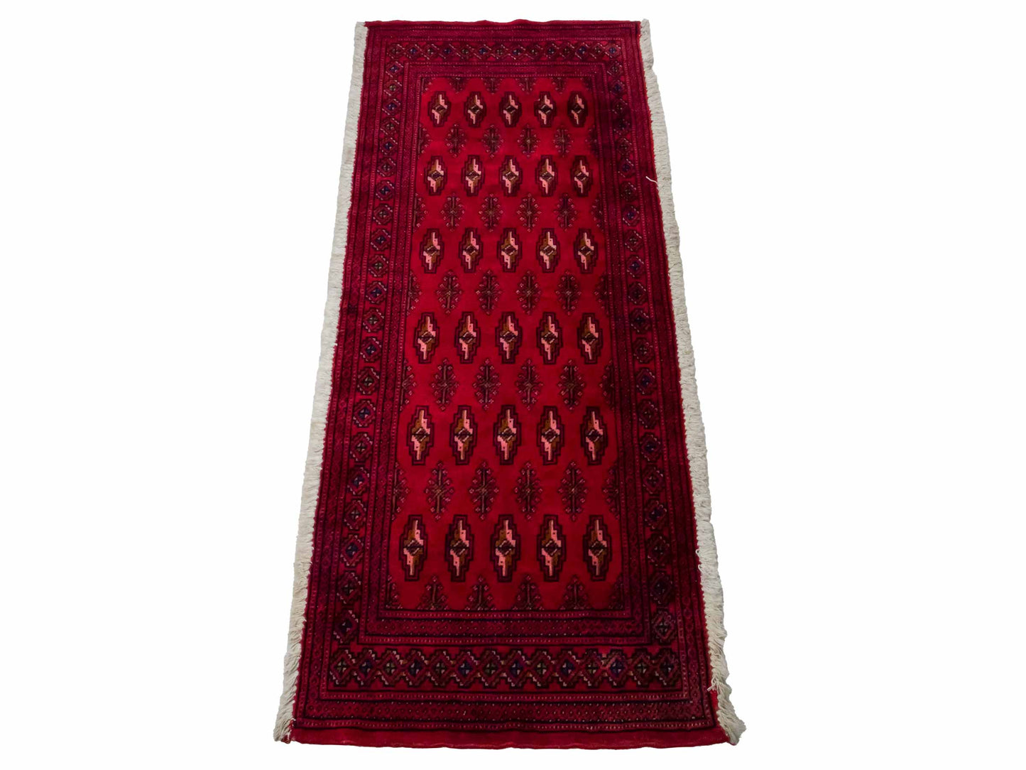 Handgeknüpfter Vintage Turkaman Nomadenteppich von Khademi aus Wolle, rot. Bukhara Allover-Design. Von Hand geknüpft in Iran. Größe: 135 cm x 60 cm. Teppichnummer: DB3-1019. Verkauf durch Jupiter Intl.