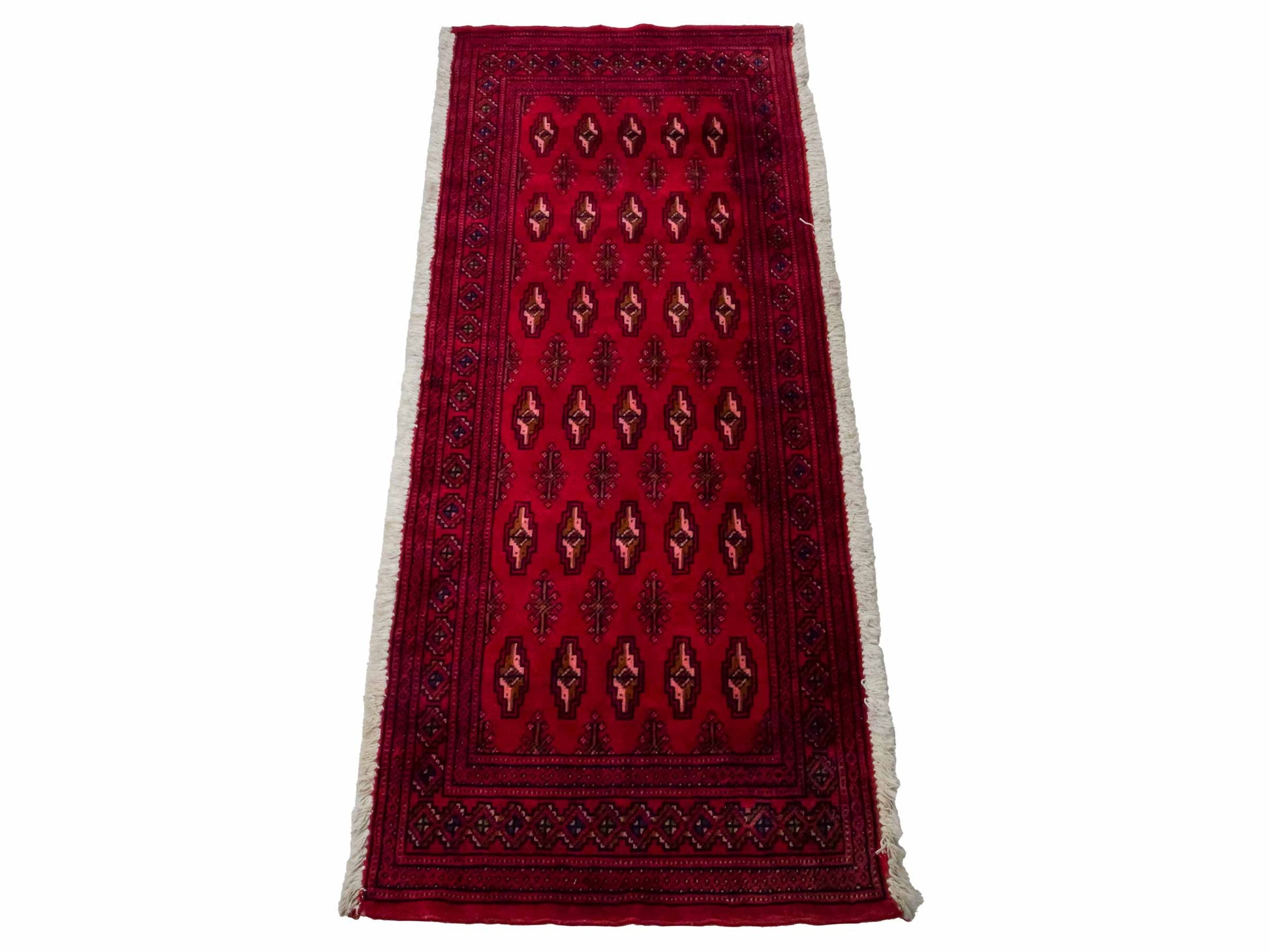 Handgeknüpfter Vintage Turkaman Nomadenteppich von Khademi aus Wolle, rot. Bukhara Allover-Design. Von Hand geknüpft in Iran. Größe: 135 cm x 60 cm. Teppichnummer: DB3-1019. Verkauf durch Jupiter Intl.