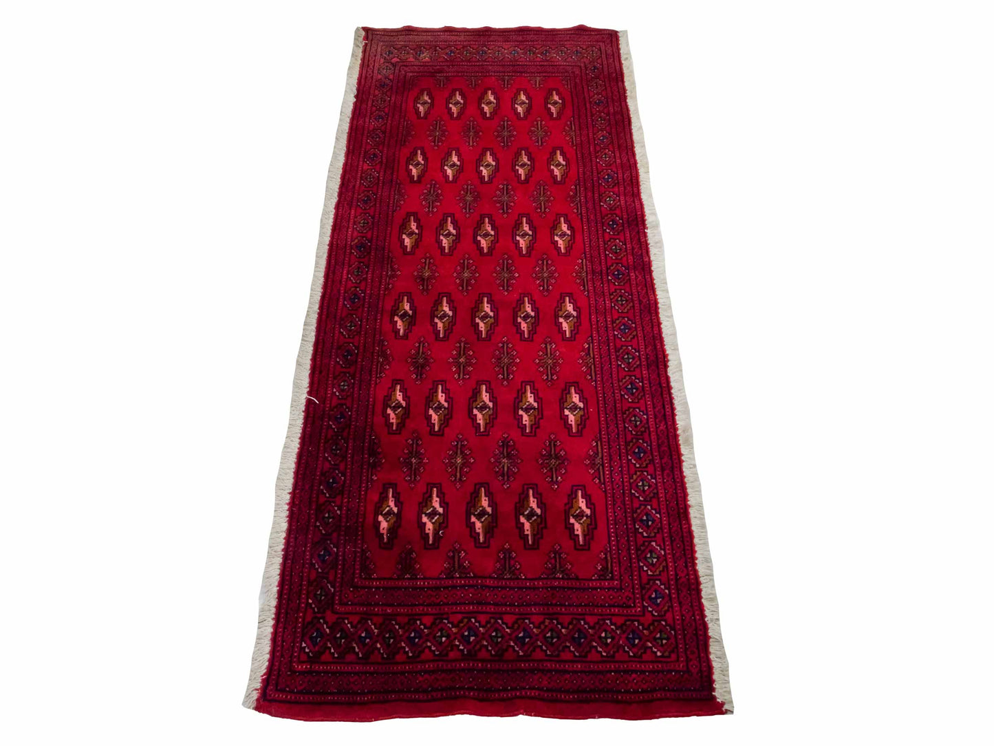 Handgeknüpfter Vintage Turkaman Nomadenteppich von Khademi aus Wolle, rot. Bukhara Allover-Design. Von Hand geknüpft in Iran. Größe: 135 cm x 60 cm. Teppichnummer: DB3-1019. Verkauf durch Jupiter Intl.