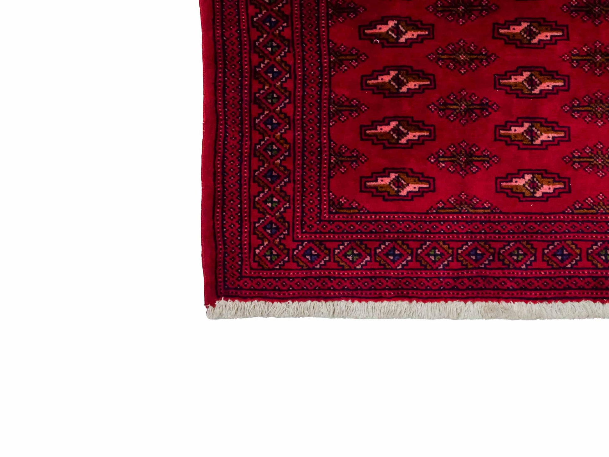 Handgeknüpfter Vintage Turkaman Nomadenteppich von Khademi aus Wolle, rot. Bukhara Allover-Design. Von Hand geknüpft in Iran. Größe: 135 cm x 60 cm. Teppichnummer: DB3-1019. Verkauf durch Jupiter Intl.