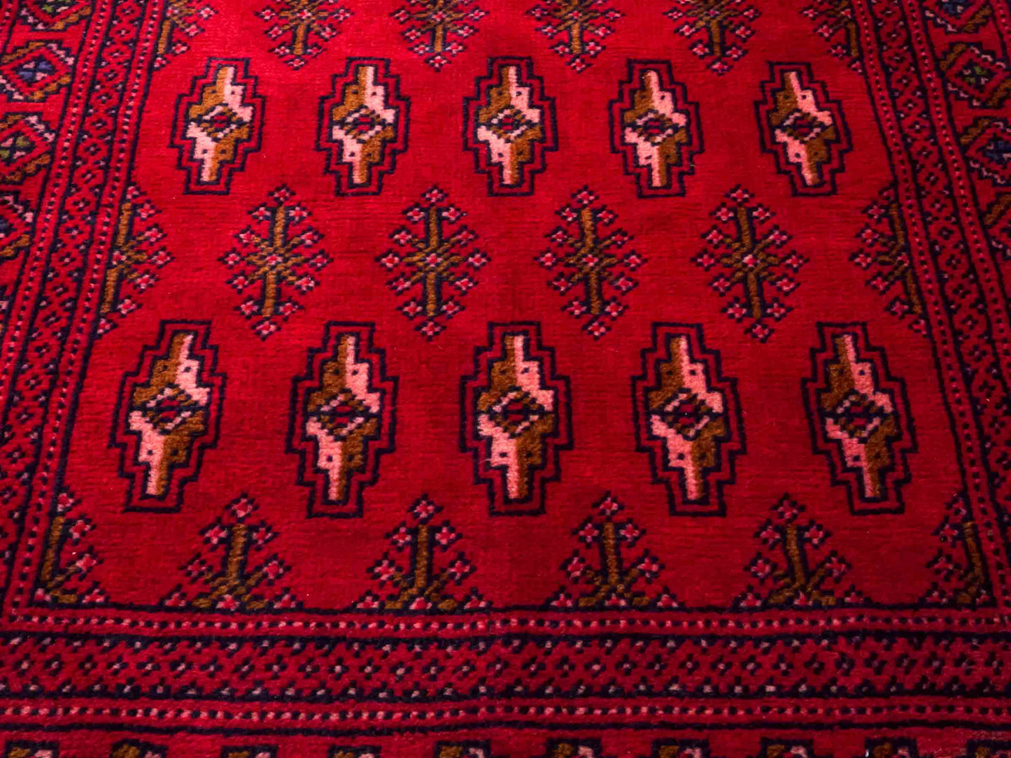 Handgeknüpfter Vintage Turkaman Nomadenteppich von Khademi aus Wolle, rot. Bukhara Allover-Design. Von Hand geknüpft in Iran. Größe: 135 cm x 60 cm. Teppichnummer: DB3-1019. Verkauf durch Jupiter Intl.