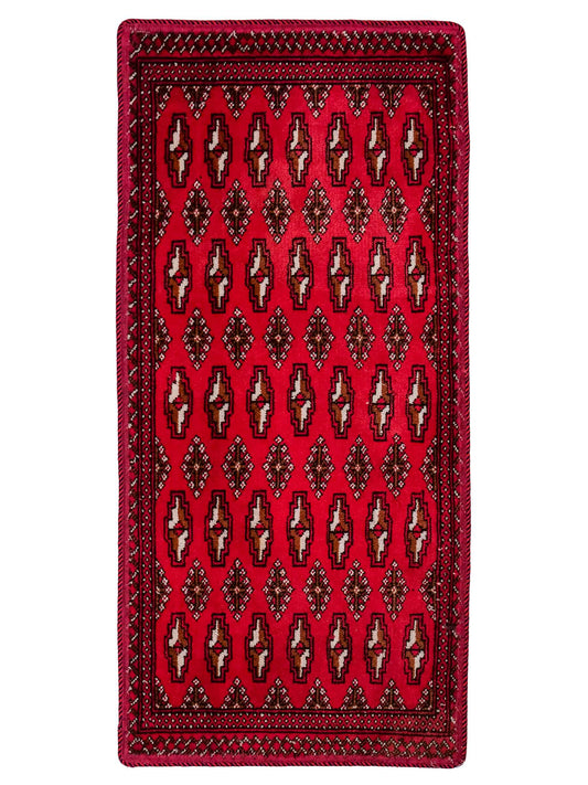Handgeknüpfter Vintage Turkaman Nomadenteppich von Khademi aus Wolle, rot. Bukhara Allover-Design. Von Hand geknüpft in Iran. Größe: 120 cm x 55 cm. Teppichnummer: DB3-1031. Verkauf durch Jupiter Intl.