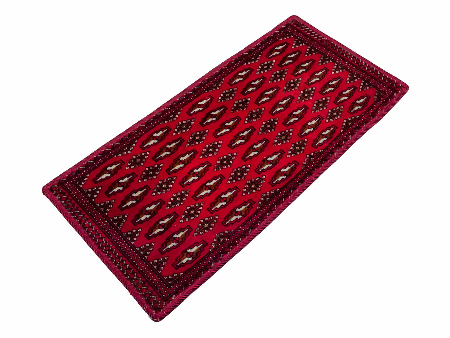 Handgeknüpfter Vintage Turkaman Nomadenteppich von Khademi aus Wolle, rot. Bukhara Allover-Design. Von Hand geknüpft in Iran. Größe: 120 cm x 55 cm. Teppichnummer: DB3-1031. Verkauf durch Jupiter Intl.