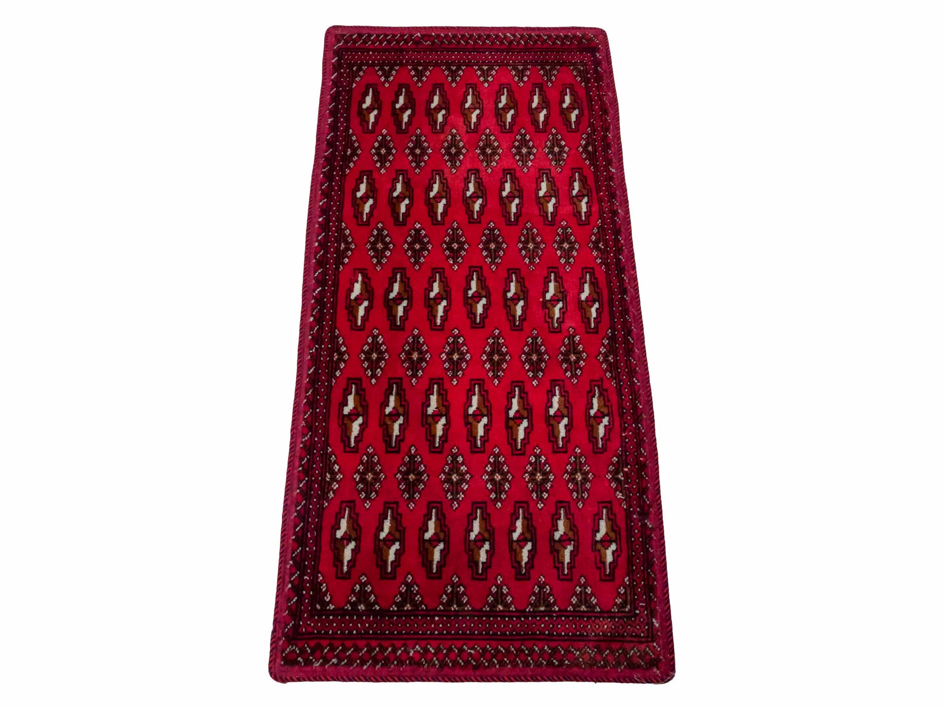 Handgeknüpfter Vintage Turkaman Nomadenteppich von Khademi aus Wolle, rot. Bukhara Allover-Design. Von Hand geknüpft in Iran. Größe: 120 cm x 55 cm. Teppichnummer: DB3-1031. Verkauf durch Jupiter Intl.