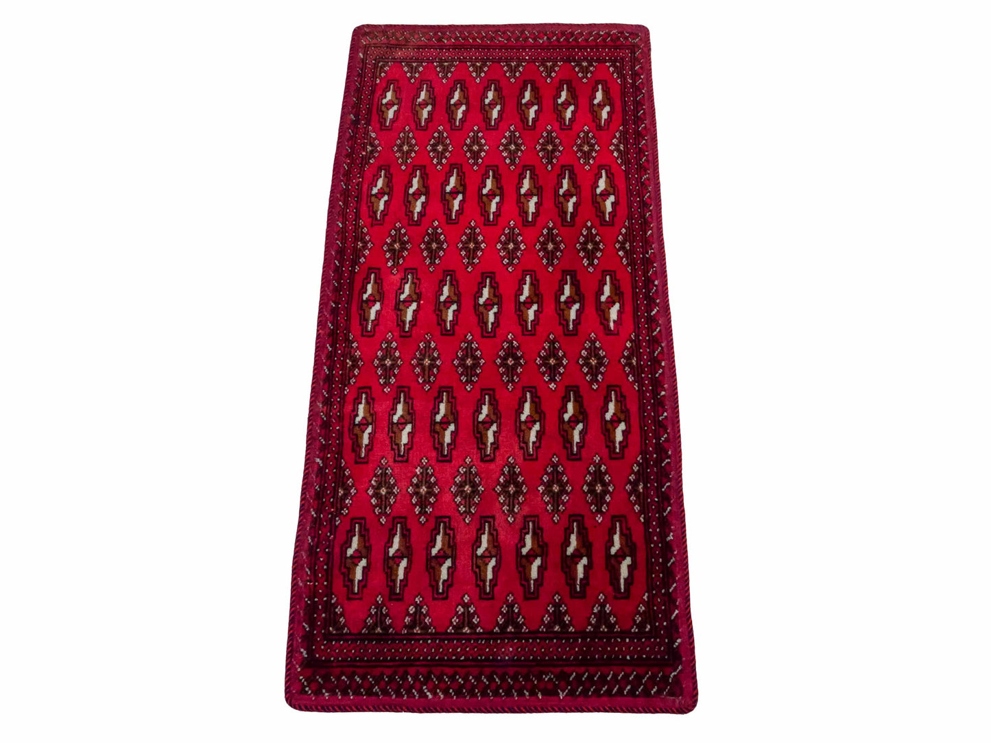 Handgeknüpfter Vintage Turkaman Nomadenteppich von Khademi aus Wolle, rot. Bukhara Allover-Design. Von Hand geknüpft in Iran. Größe: 120 cm x 55 cm. Teppichnummer: DB3-1031. Verkauf durch Jupiter Intl.