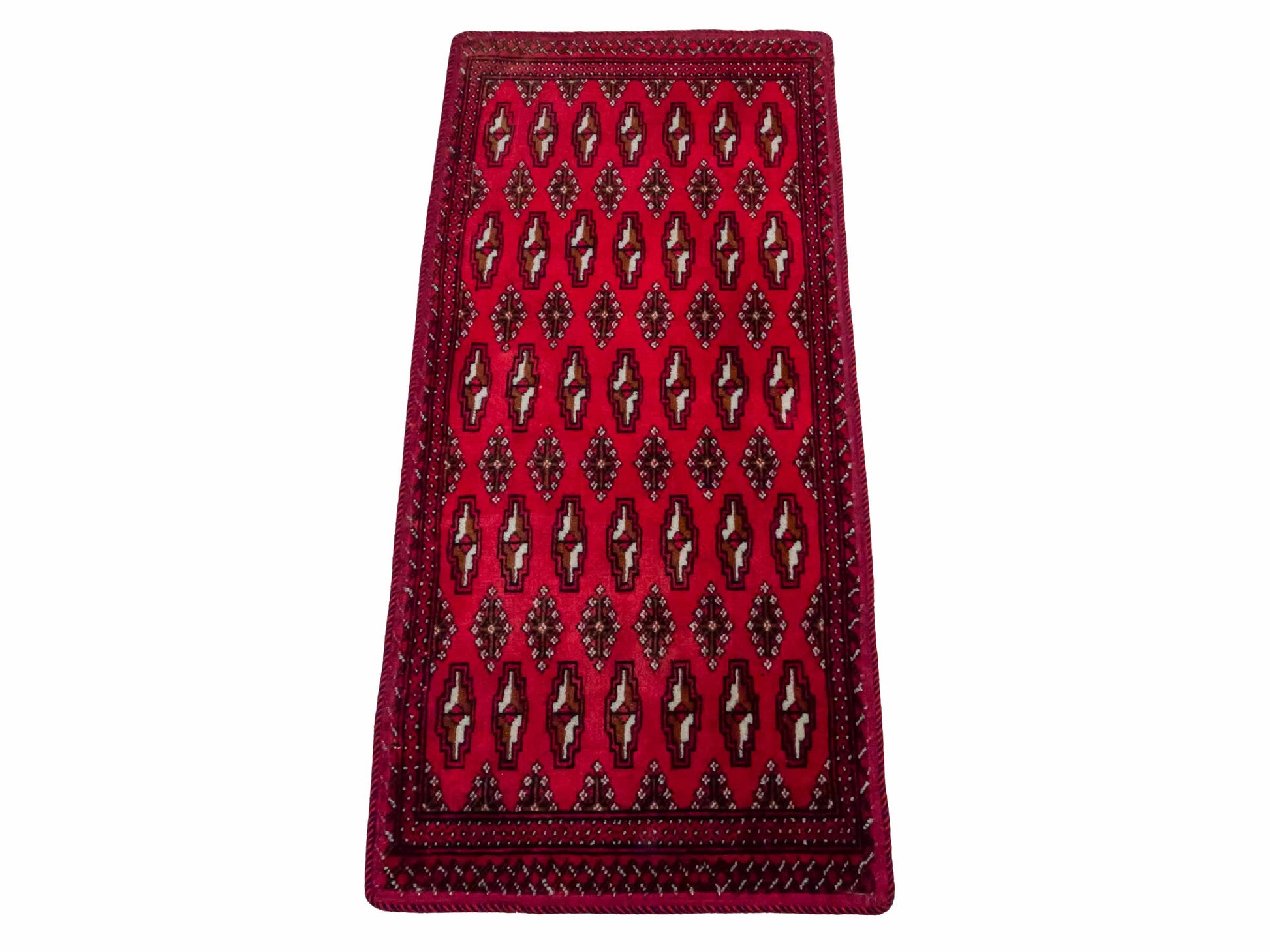 Handgeknüpfter Vintage Turkaman Nomadenteppich von Khademi aus Wolle, rot. Bukhara Allover-Design. Von Hand geknüpft in Iran. Größe: 120 cm x 55 cm. Teppichnummer: DB3-1031. Verkauf durch Jupiter Intl.