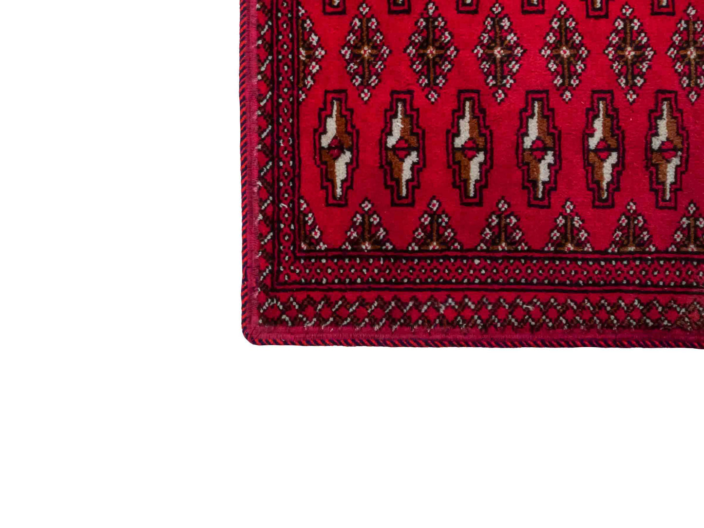 Handgeknüpfter Vintage Turkaman Nomadenteppich von Khademi aus Wolle, rot. Bukhara Allover-Design. Von Hand geknüpft in Iran. Größe: 120 cm x 55 cm. Teppichnummer: DB3-1031. Verkauf durch Jupiter Intl.