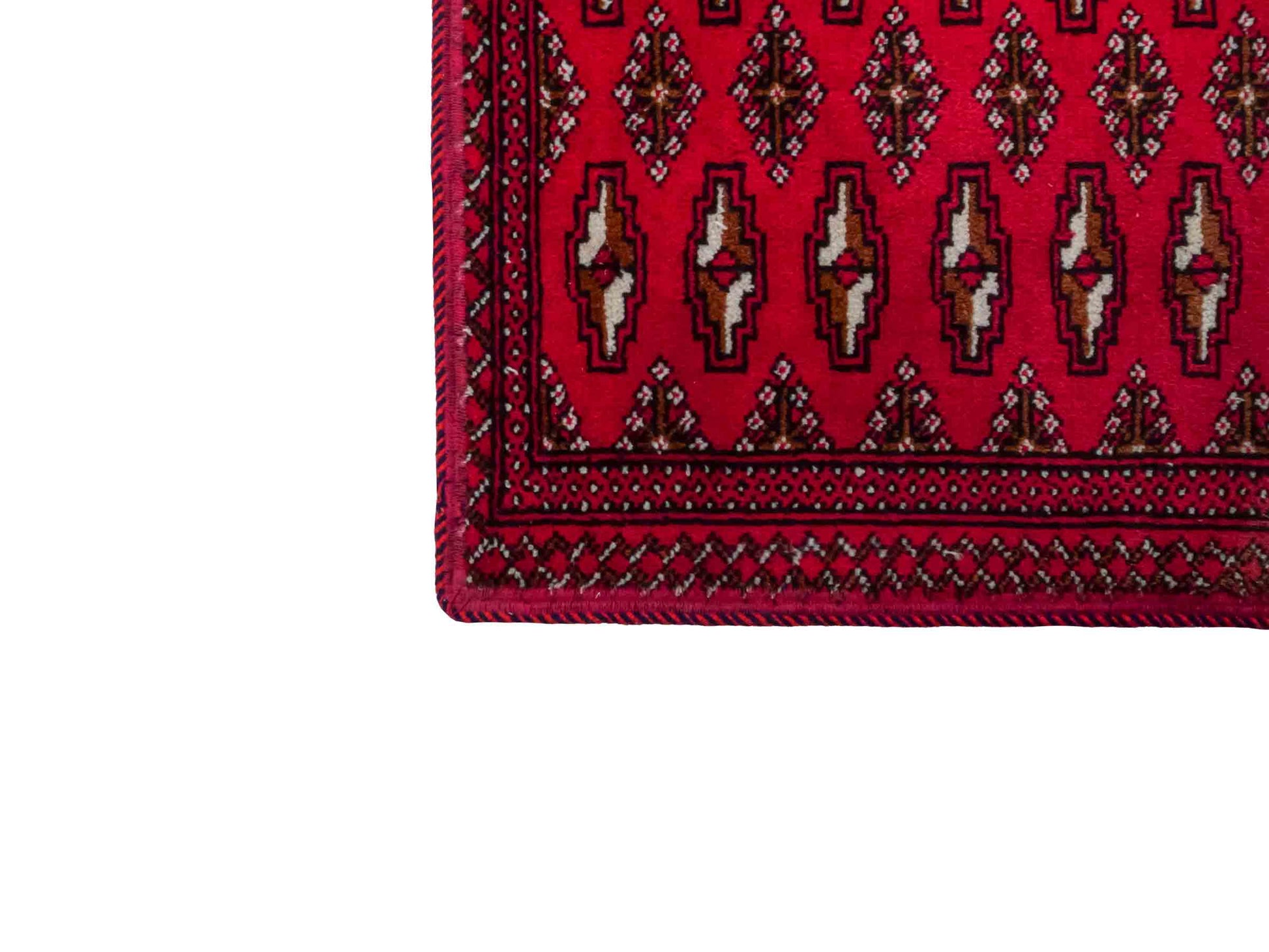 Handgeknüpfter Vintage Turkaman Nomadenteppich von Khademi aus Wolle, rot. Bukhara Allover-Design. Von Hand geknüpft in Iran. Größe: 120 cm x 55 cm. Teppichnummer: DB3-1031. Verkauf durch Jupiter Intl.