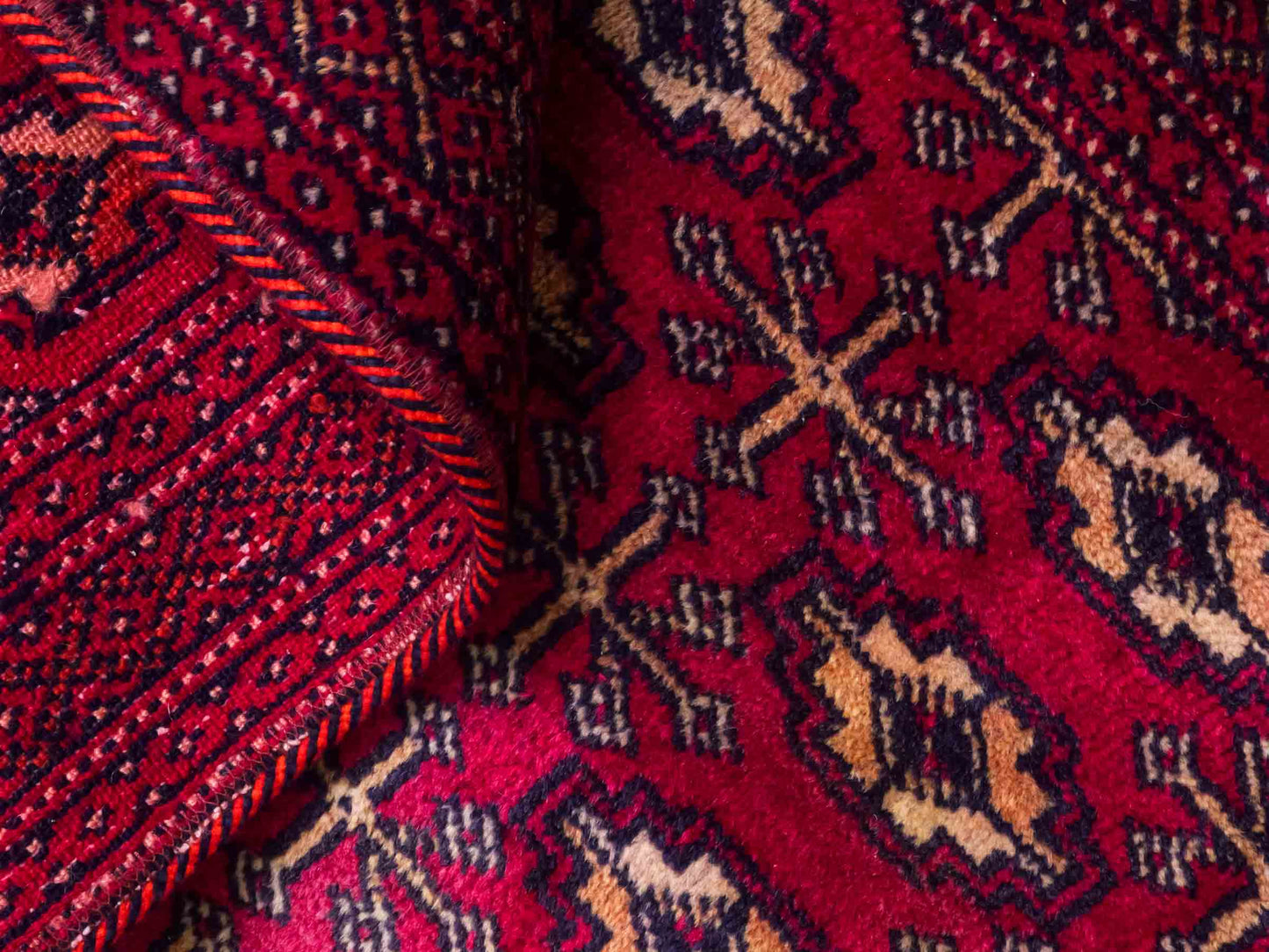 Handgeknüpfter Vintage Turkaman Nomadenteppich von Khademi aus Wolle, rot. Bukhara Allover-Design. Von Hand geknüpft in Iran. Größe: 125 cm x 57 cm. Teppichnummer: DB3-1023. Verkauf durch Jupiter Intl.