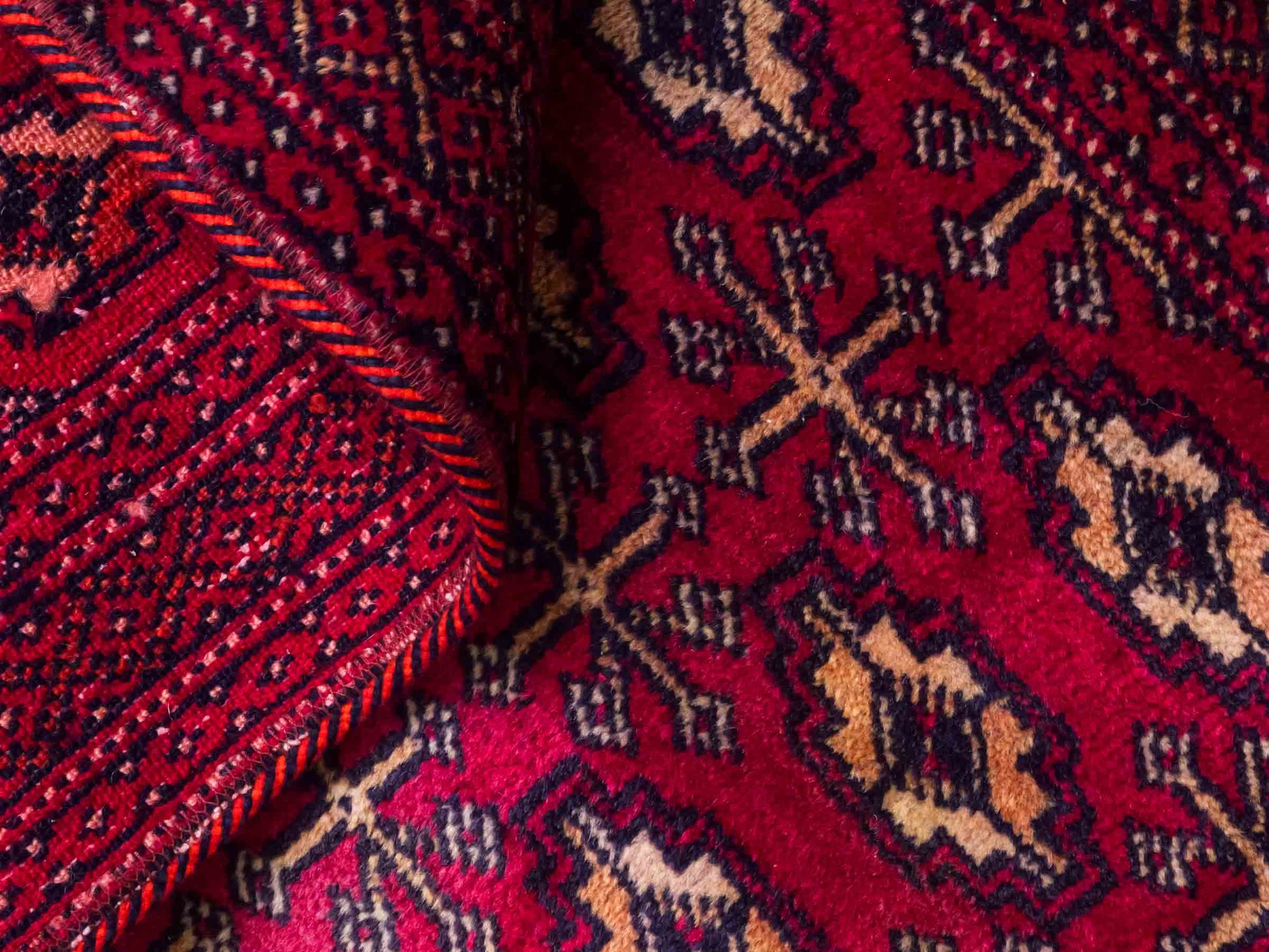 Handgeknüpfter Vintage Turkaman Nomadenteppich von Khademi aus Wolle, rot. Bukhara Allover-Design. Von Hand geknüpft in Iran. Größe: 125 cm x 57 cm. Teppichnummer: DB3-1023. Verkauf durch Jupiter Intl.