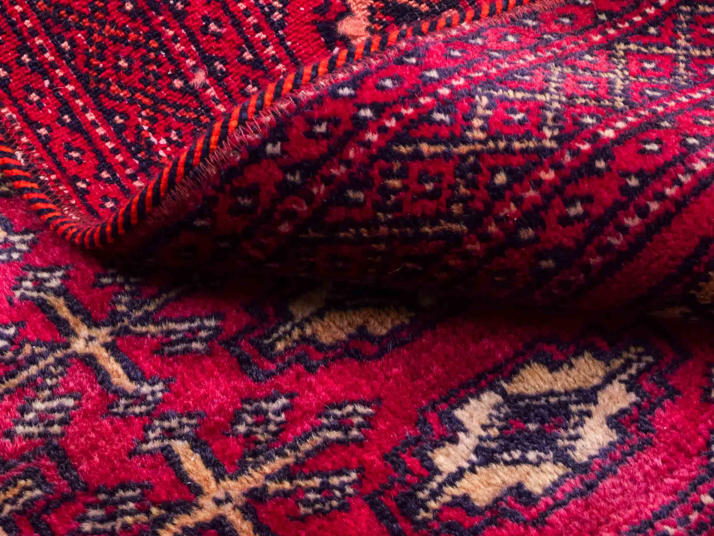 Handgeknüpfter Vintage Turkaman Nomadenteppich von Khademi aus Wolle, rot. Bukhara Allover-Design. Von Hand geknüpft in Iran. Größe: 125 cm x 57 cm. Teppichnummer: DB3-1023. Verkauf durch Jupiter Intl.