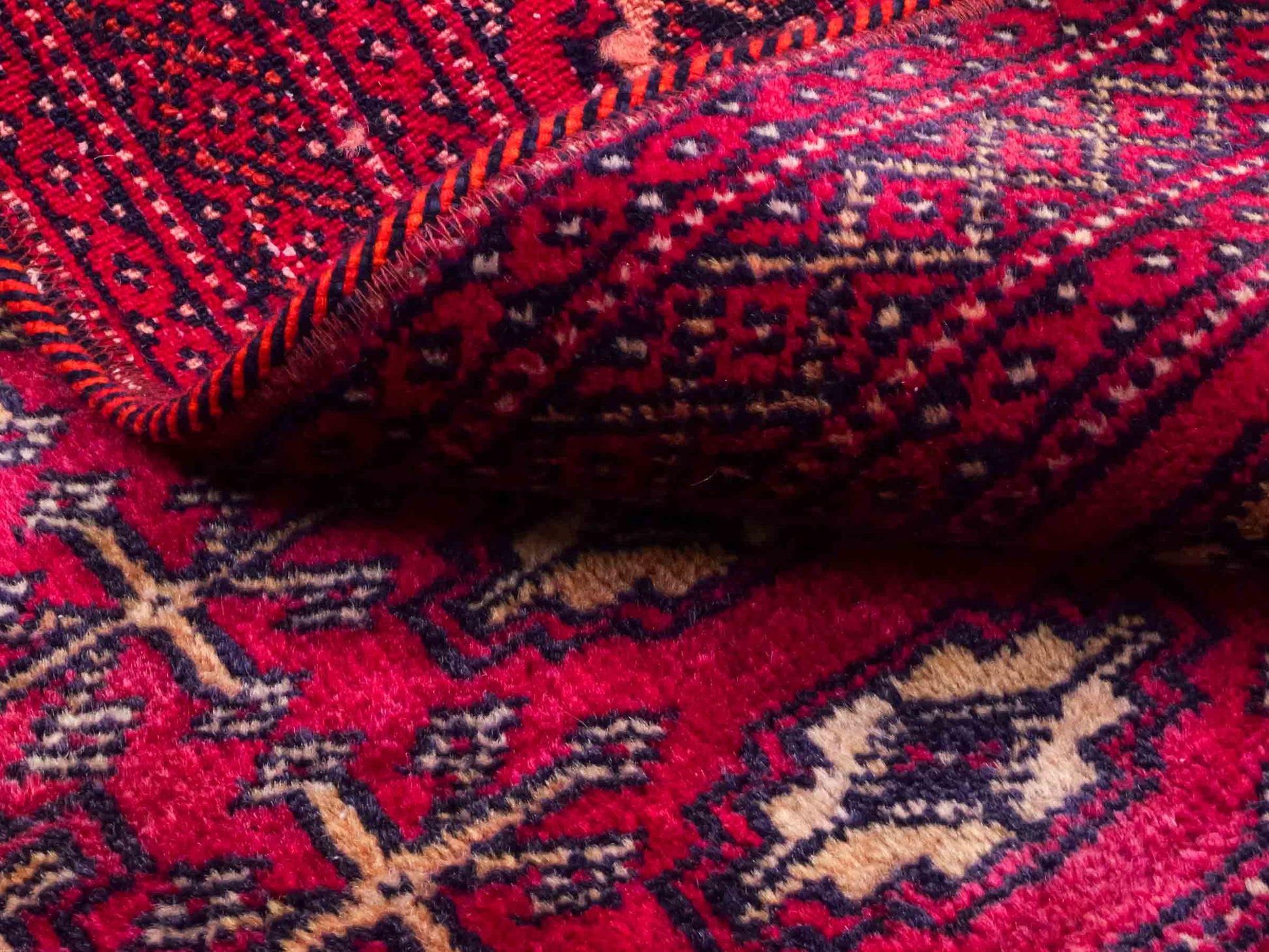 Handgeknüpfter Vintage Turkaman Nomadenteppich von Khademi aus Wolle, rot. Bukhara Allover-Design. Von Hand geknüpft in Iran. Größe: 125 cm x 57 cm. Teppichnummer: DB3-1023. Verkauf durch Jupiter Intl.