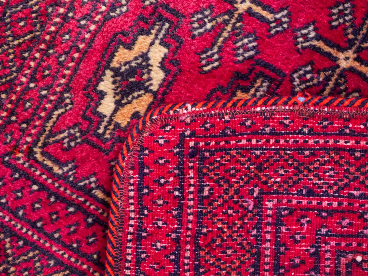 Handgeknüpfter Vintage Turkaman Nomadenteppich von Khademi aus Wolle, rot. Bukhara Allover-Design. Von Hand geknüpft in Iran. Größe: 125 cm x 57 cm. Teppichnummer: DB3-1023. Verkauf durch Jupiter Intl.