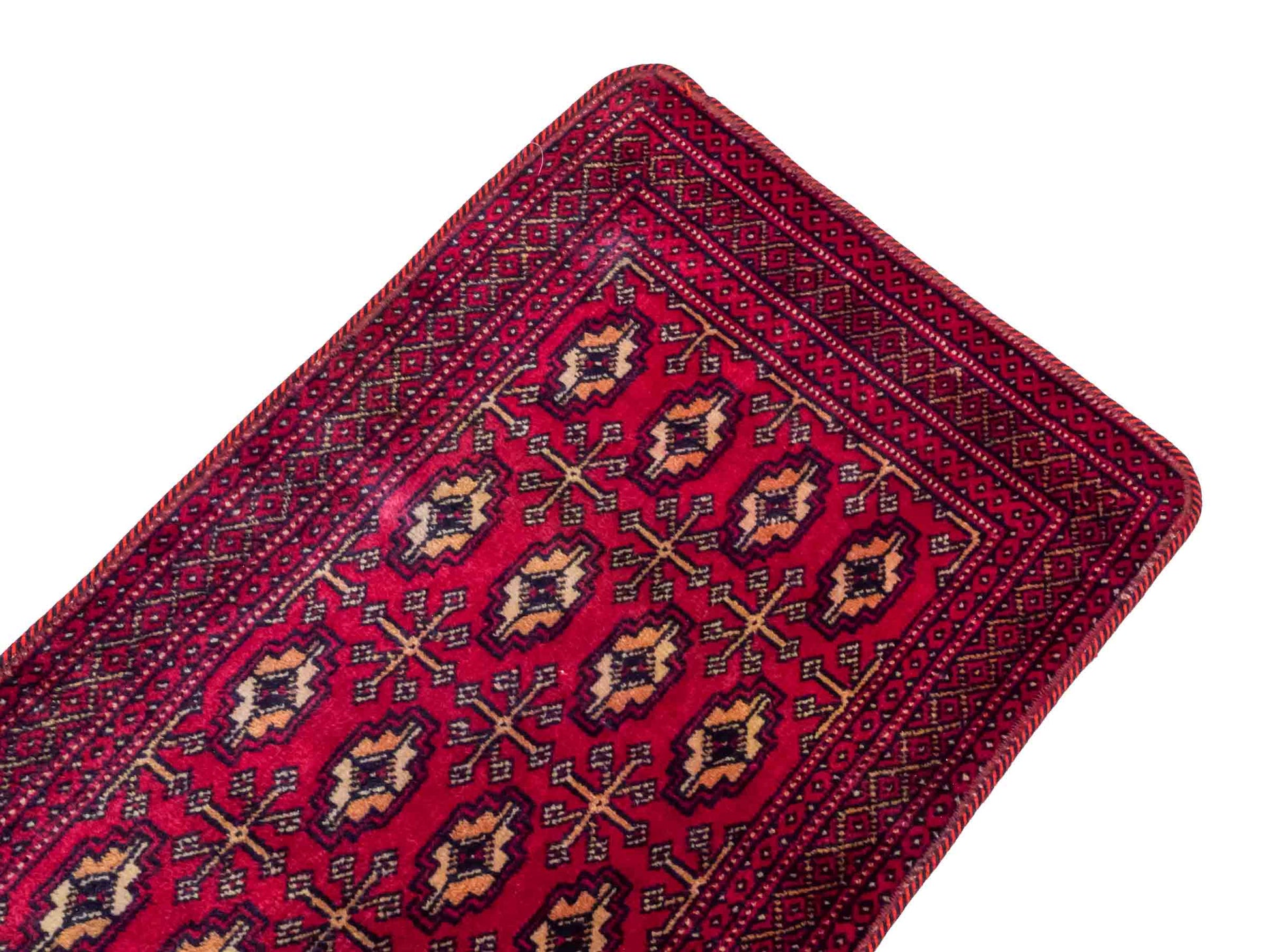 Handgeknüpfter Vintage Turkaman Nomadenteppich von Khademi aus Wolle, rot. Bukhara Allover-Design. Von Hand geknüpft in Iran. Größe: 125 cm x 57 cm. Teppichnummer: DB3-1023. Verkauf durch Jupiter Intl.