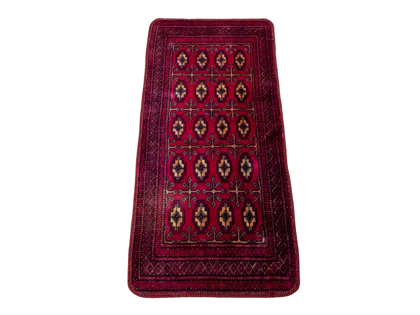 Handgeknüpfter Vintage Turkaman Nomadenteppich von Khademi aus Wolle, rot. Bukhara Allover-Design. Von Hand geknüpft in Iran. Größe: 125 cm x 57 cm. Teppichnummer: DB3-1023. Verkauf durch Jupiter Intl.