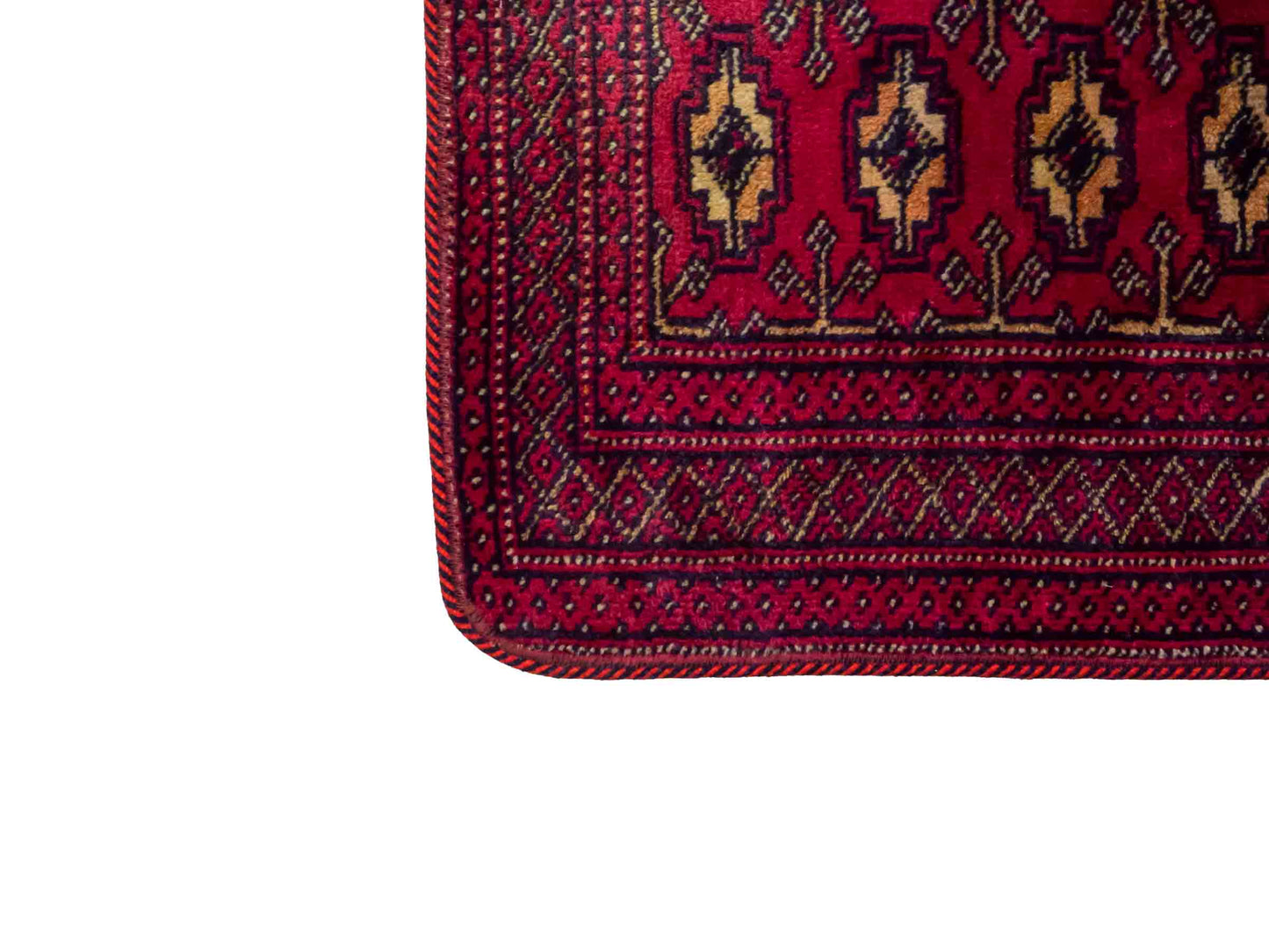 Handgeknüpfter Vintage Turkaman Nomadenteppich von Khademi aus Wolle, rot. Bukhara Allover-Design. Von Hand geknüpft in Iran. Größe: 125 cm x 57 cm. Teppichnummer: DB3-1023. Verkauf durch Jupiter Intl.