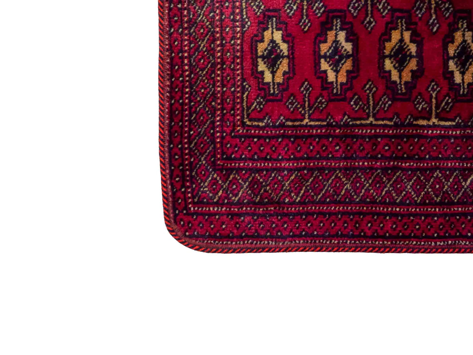 Handgeknüpfter Vintage Turkaman Nomadenteppich von Khademi aus Wolle, rot. Bukhara Allover-Design. Von Hand geknüpft in Iran. Größe: 125 cm x 57 cm. Teppichnummer: DB3-1023. Verkauf durch Jupiter Intl.